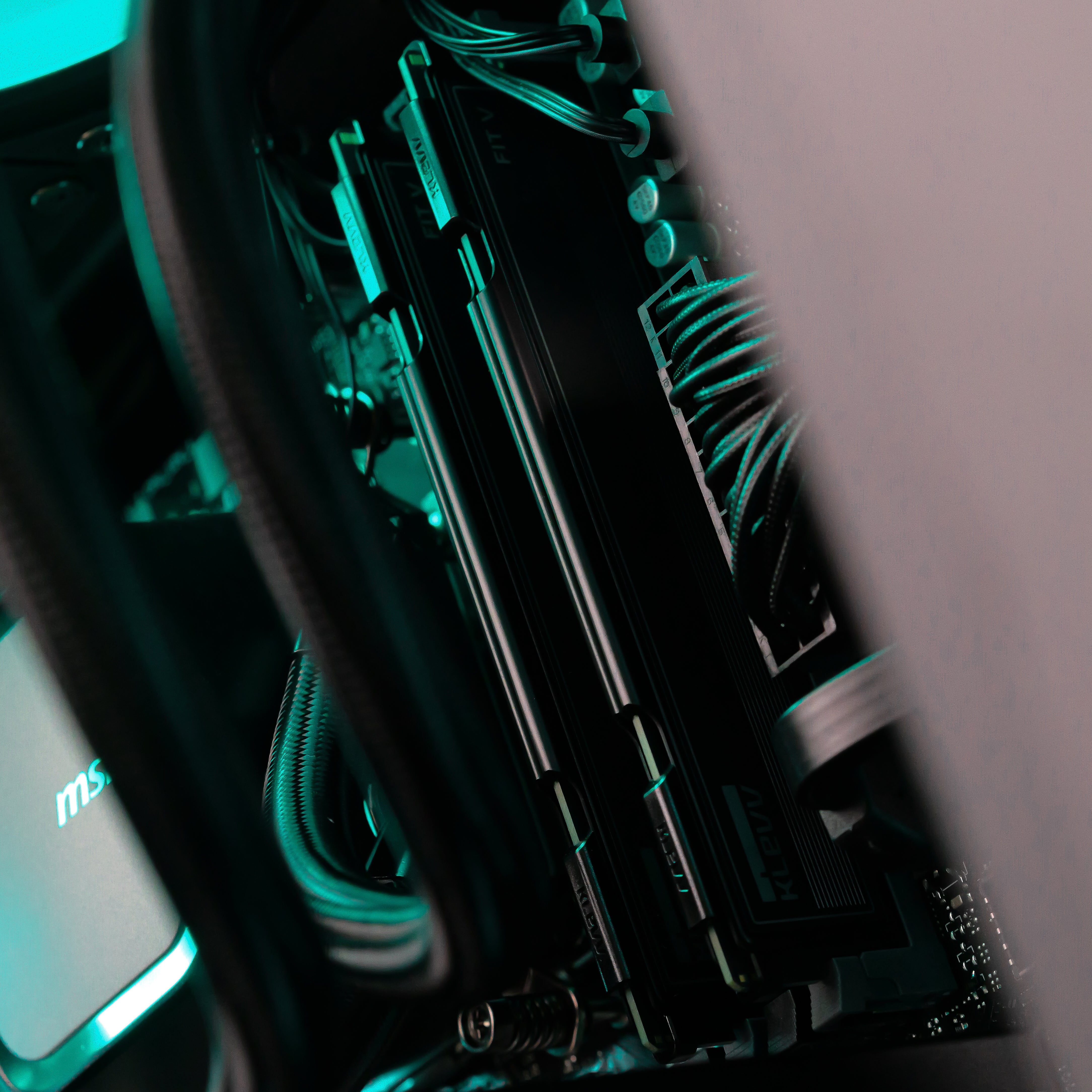 HYPERCORE: RYZEN 5 7500F | RTX 5070