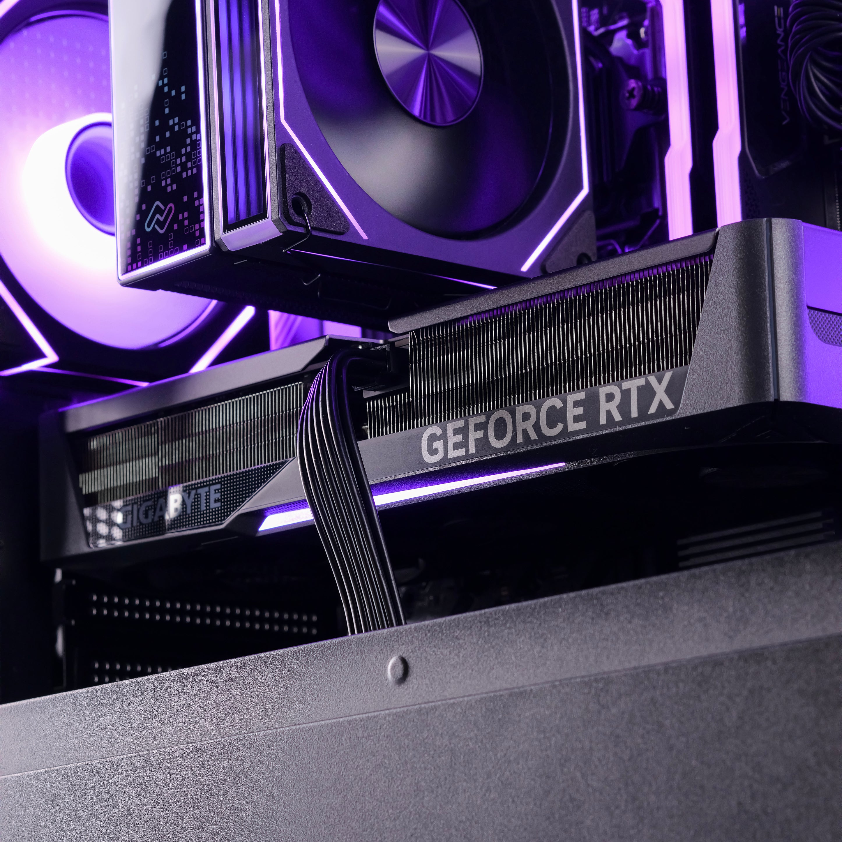 AURA: RYZEN 5 7500F | RTX 5070