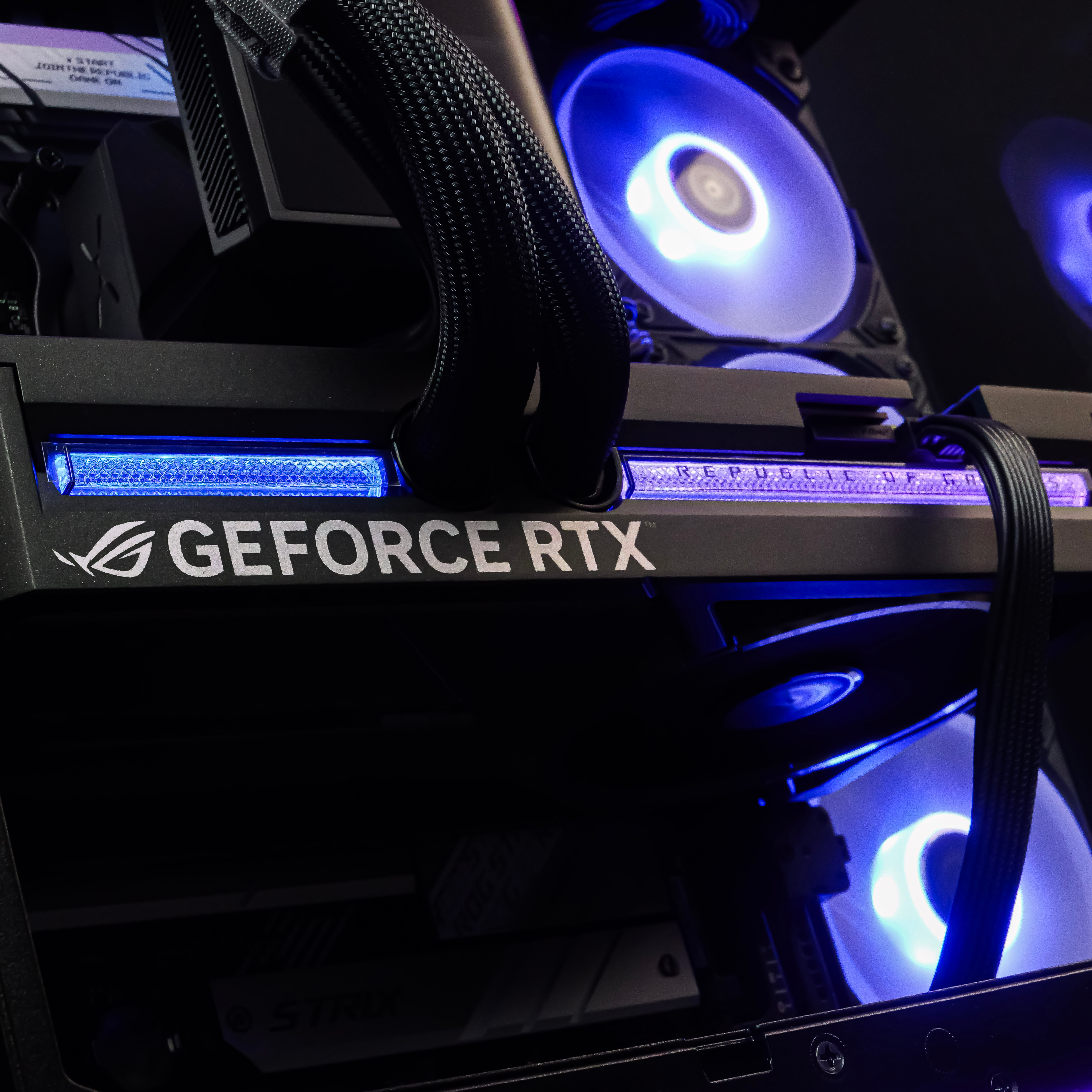 Azure Pulse: RYZEN 9 9950X3D | RTX 5090