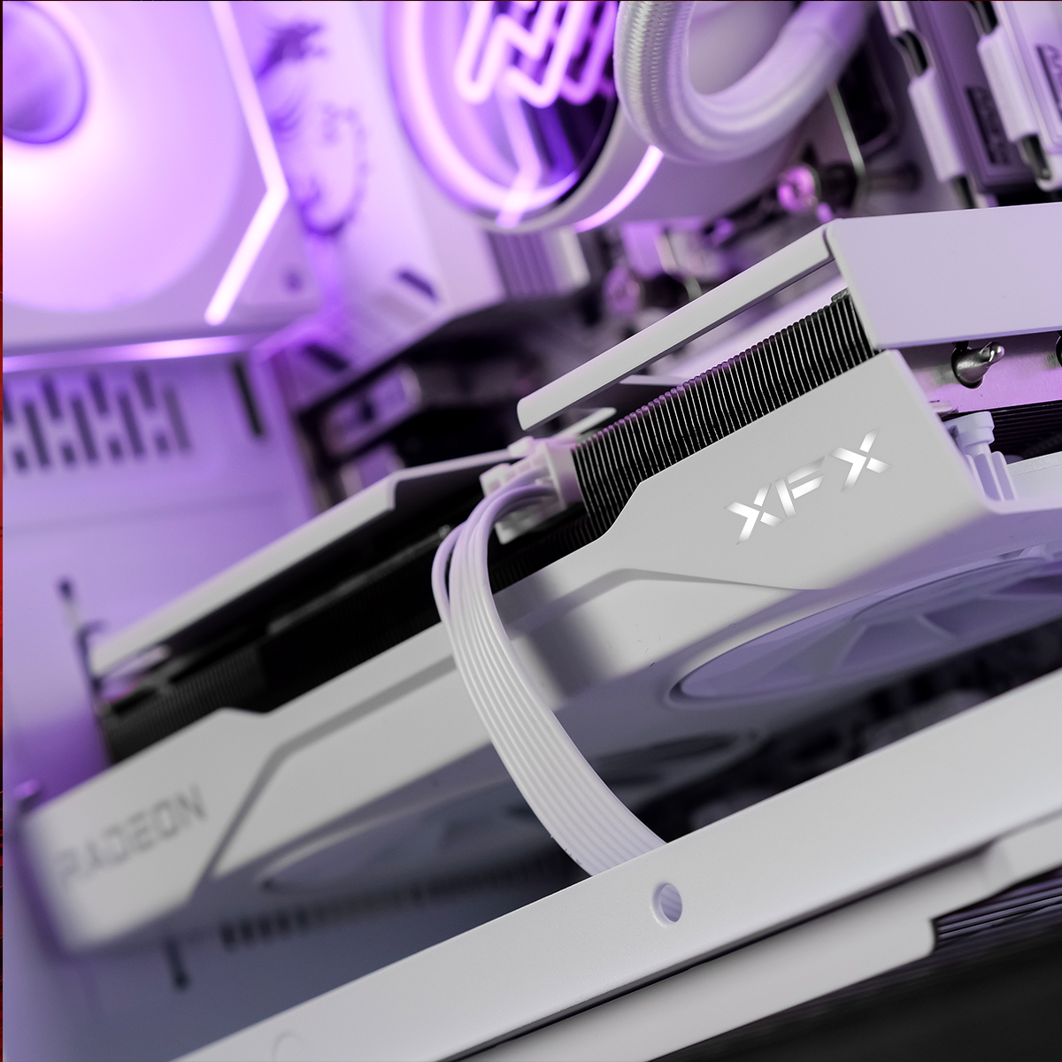 ARCTIC REIGN: RYZEN 5 7500F | RX 9060 XT - 16GB
