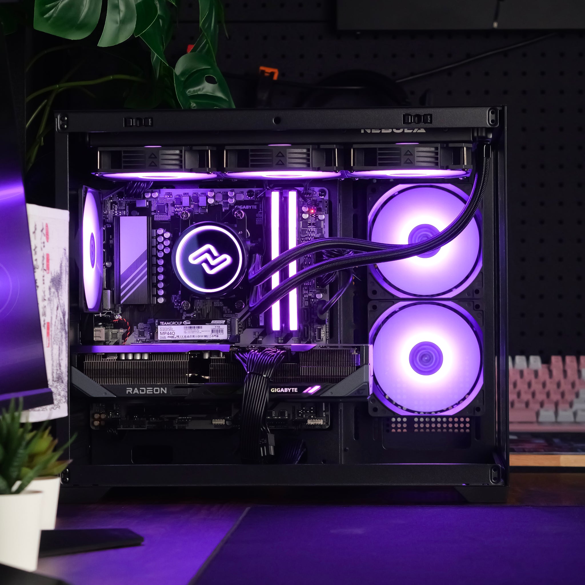 VIOLET: RYZEN 7 7700 | RX 9070 XT