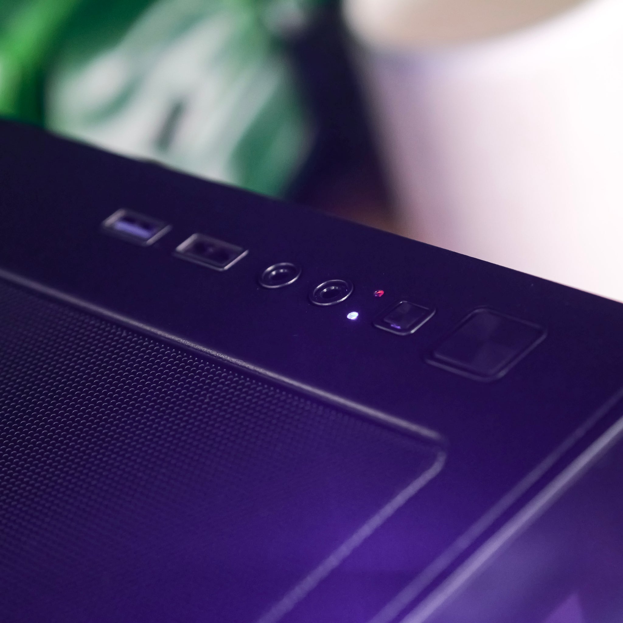 VIOLET: RYZEN 7 7700 | RX 9070 XT