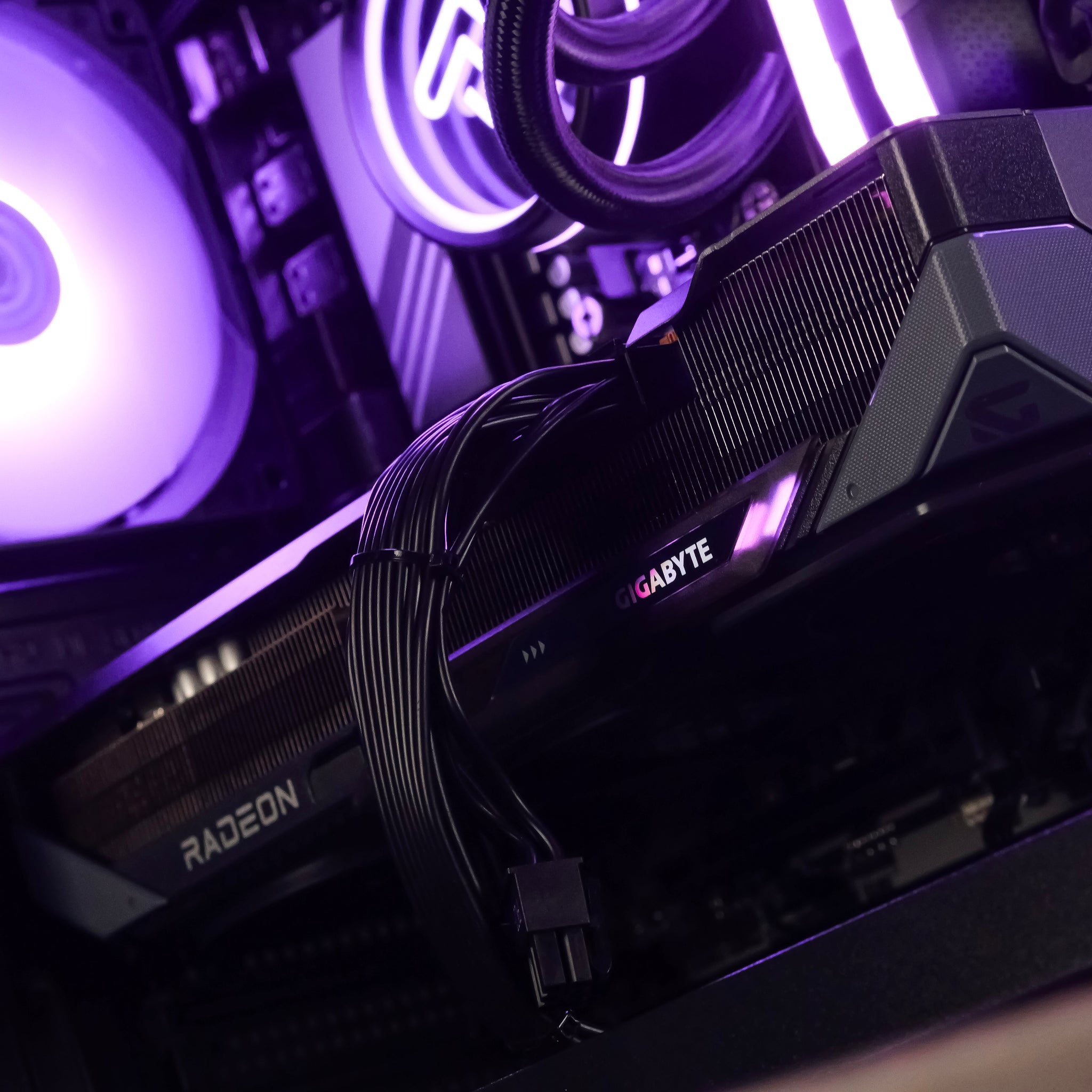 VIOLET: RYZEN 7 7700 | RX 9070 XT