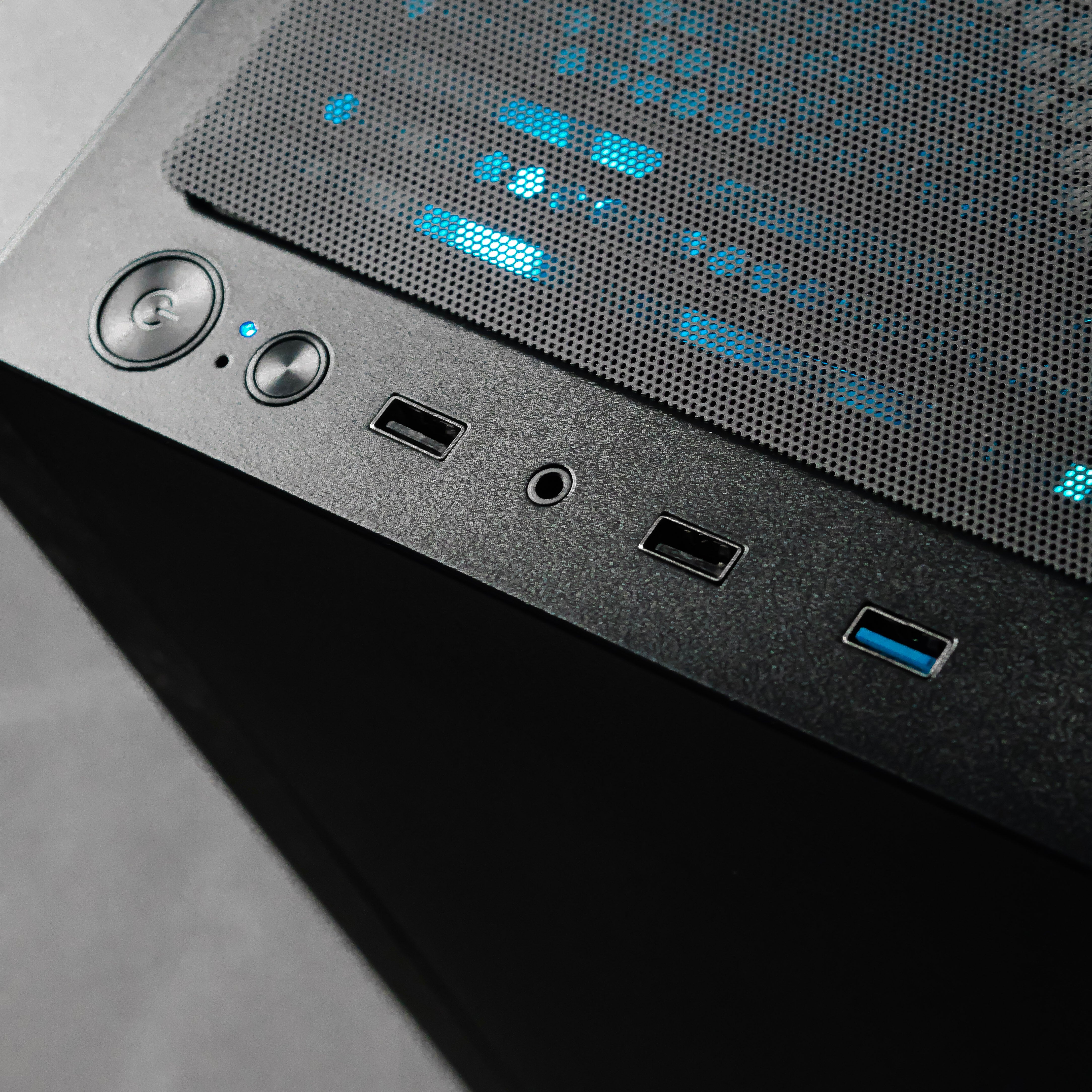 PIXEL FURY: RYZEN 5 5600 | RX 9060