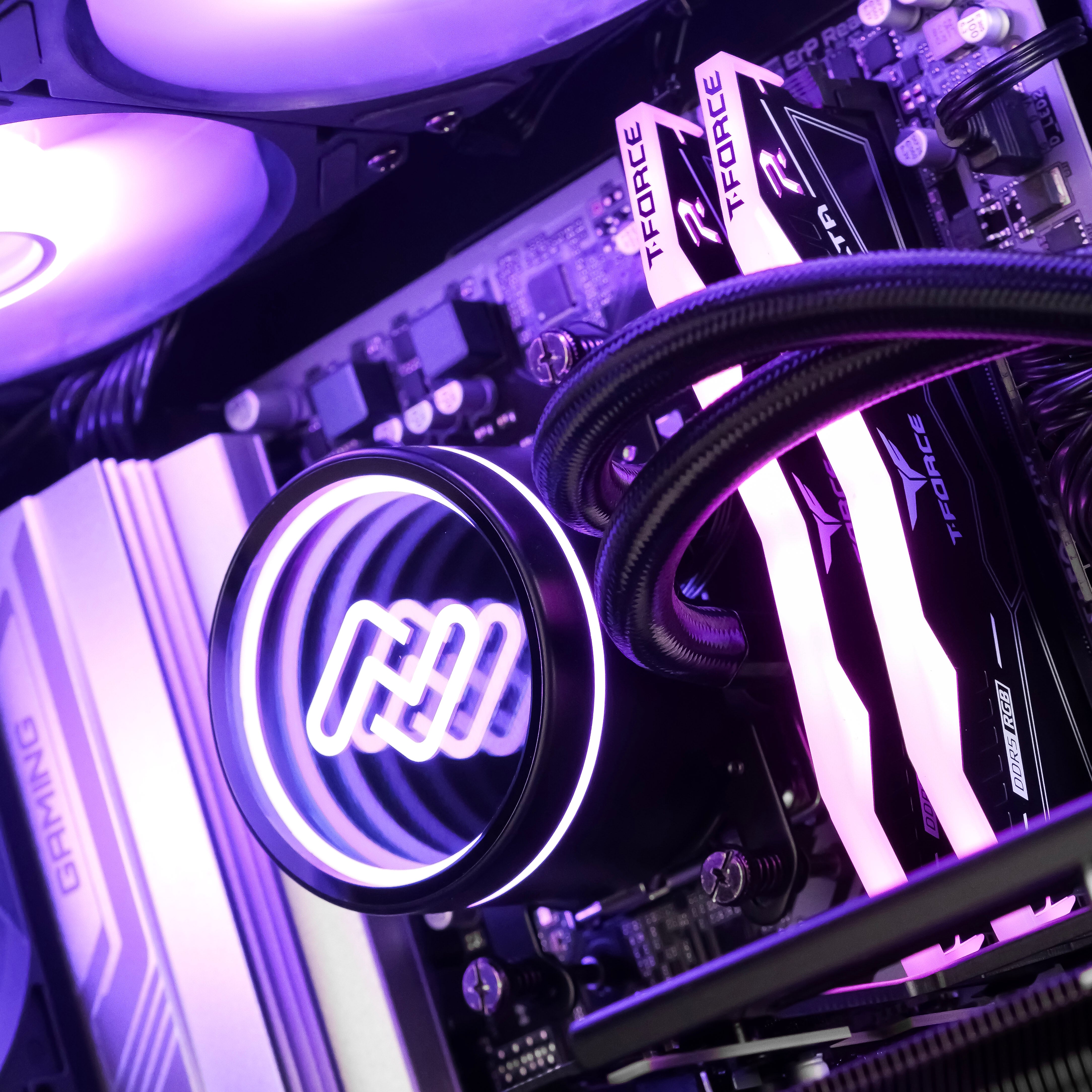 VIOLET: RYZEN 7 7700 | RX 9070 XT