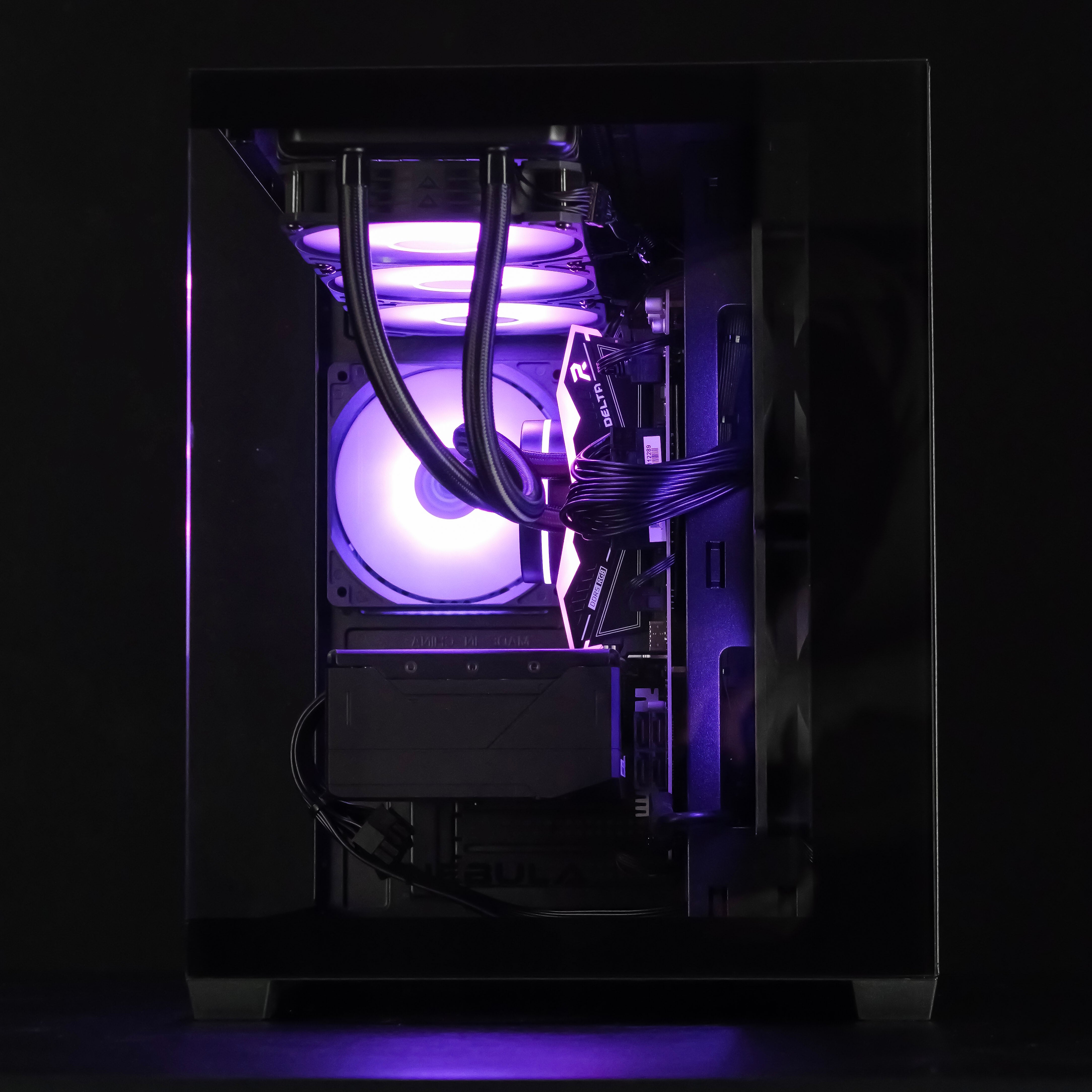 VIOLET: RYZEN 7 7700 | RX 9070 XT