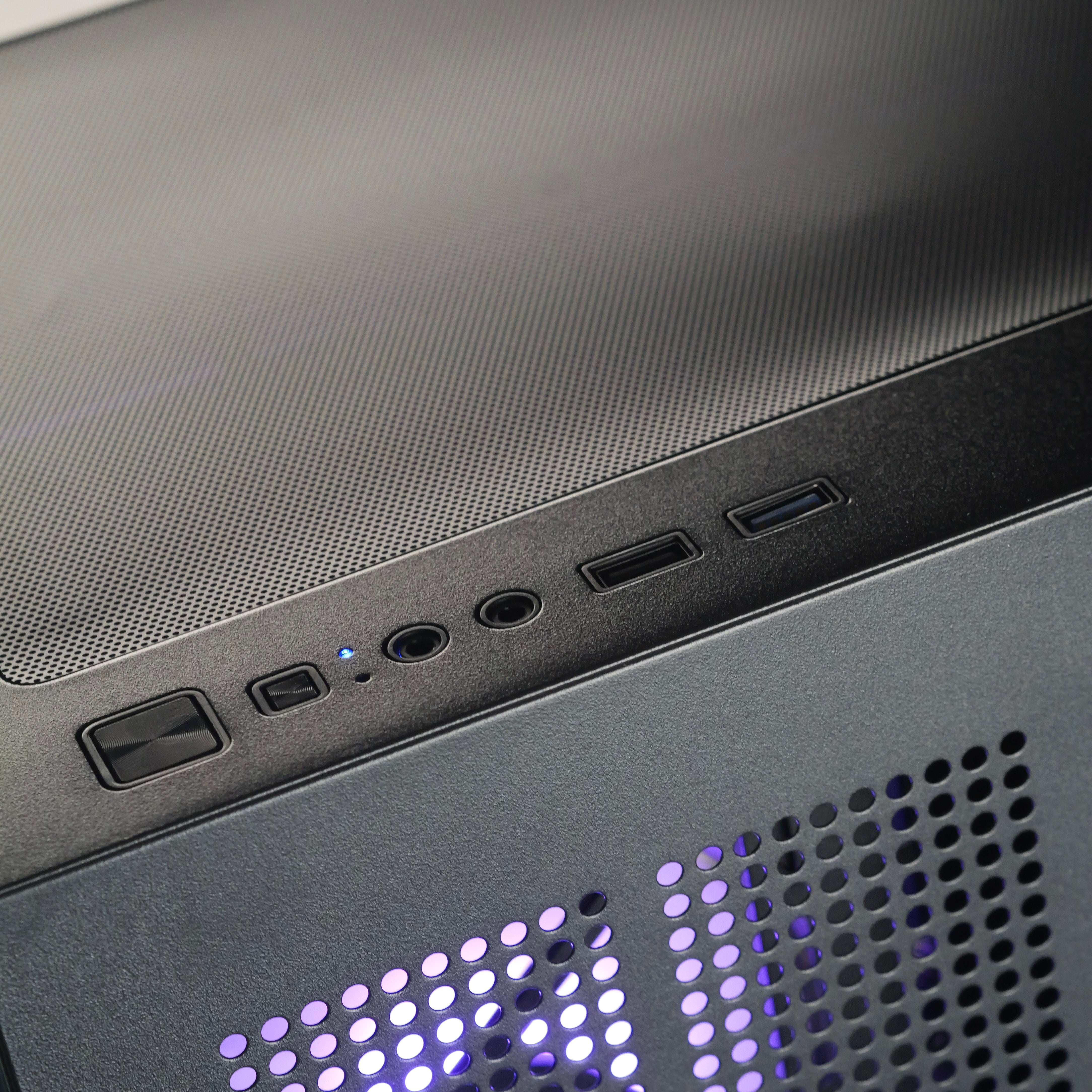 VIOLET: RYZEN 7 7700 | RX 9070 XT