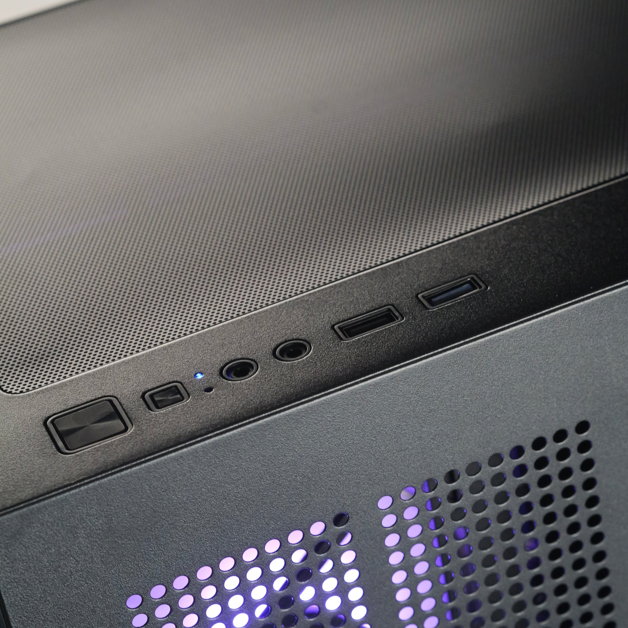 VIOLET: RYZEN 7 7700 | RX 9070 XT