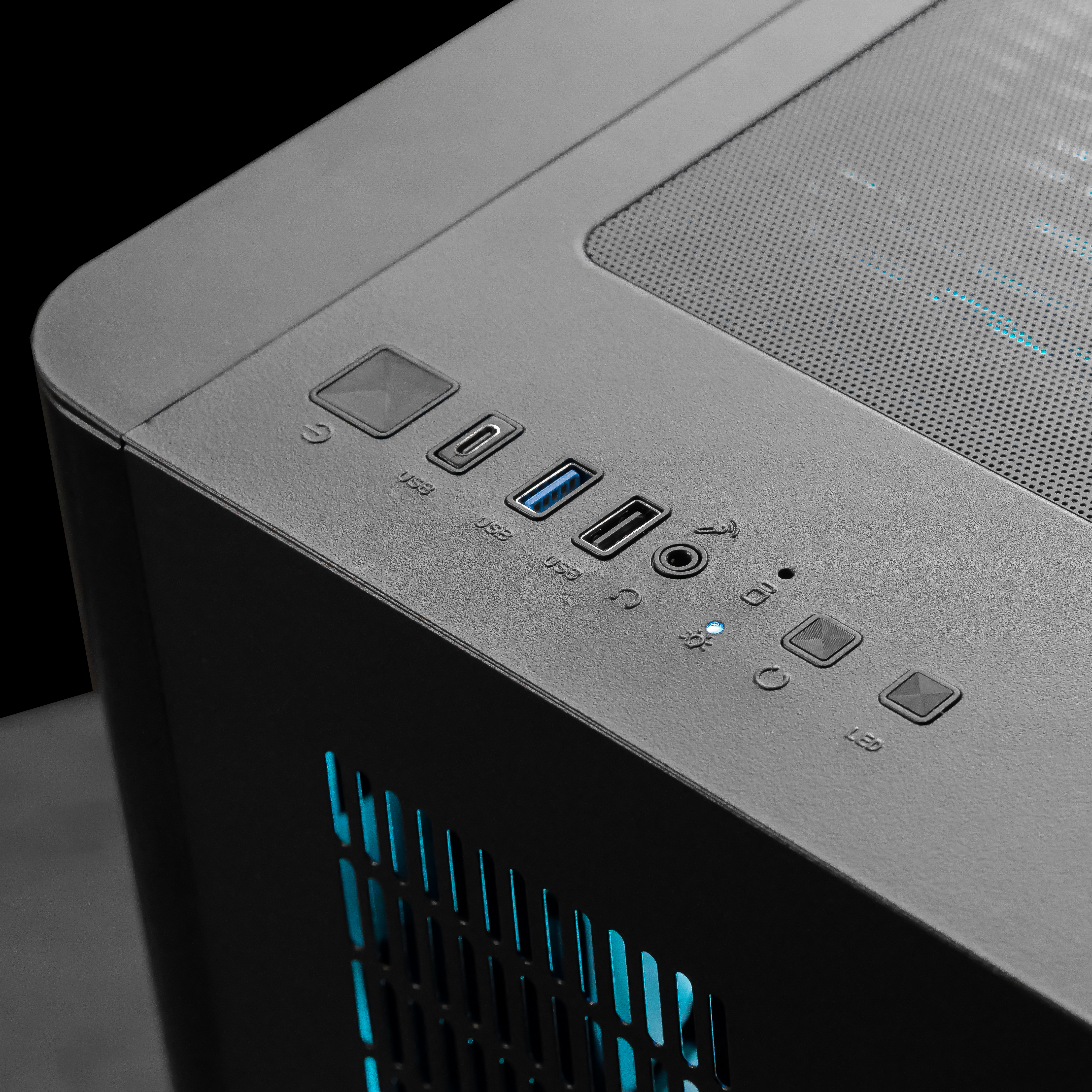 OMNIX CORE: RYZEN 7 7700 | RTX 5070 Ti