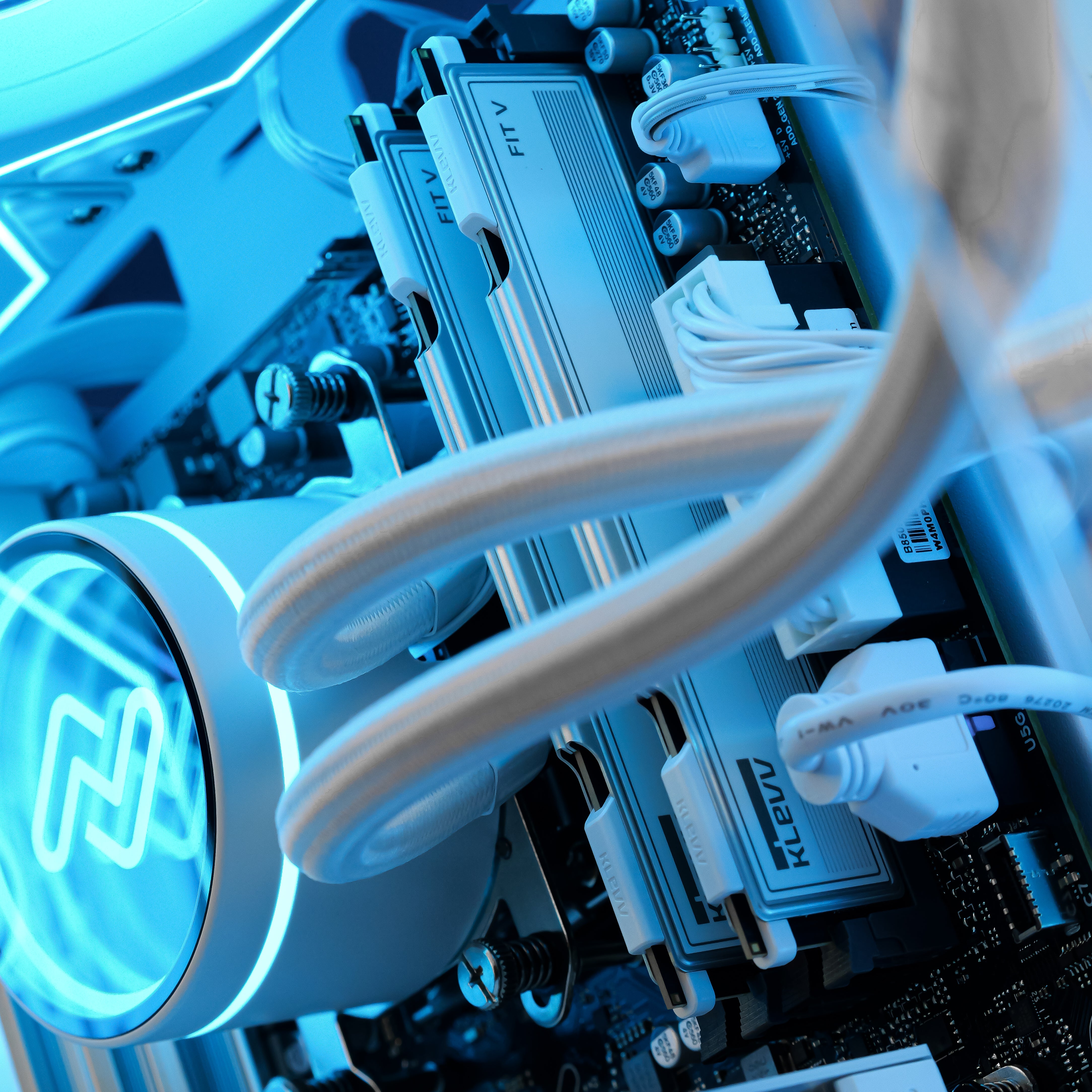 CYBER PRO: RYZEN 7 7700 | RTX 5060 Ti