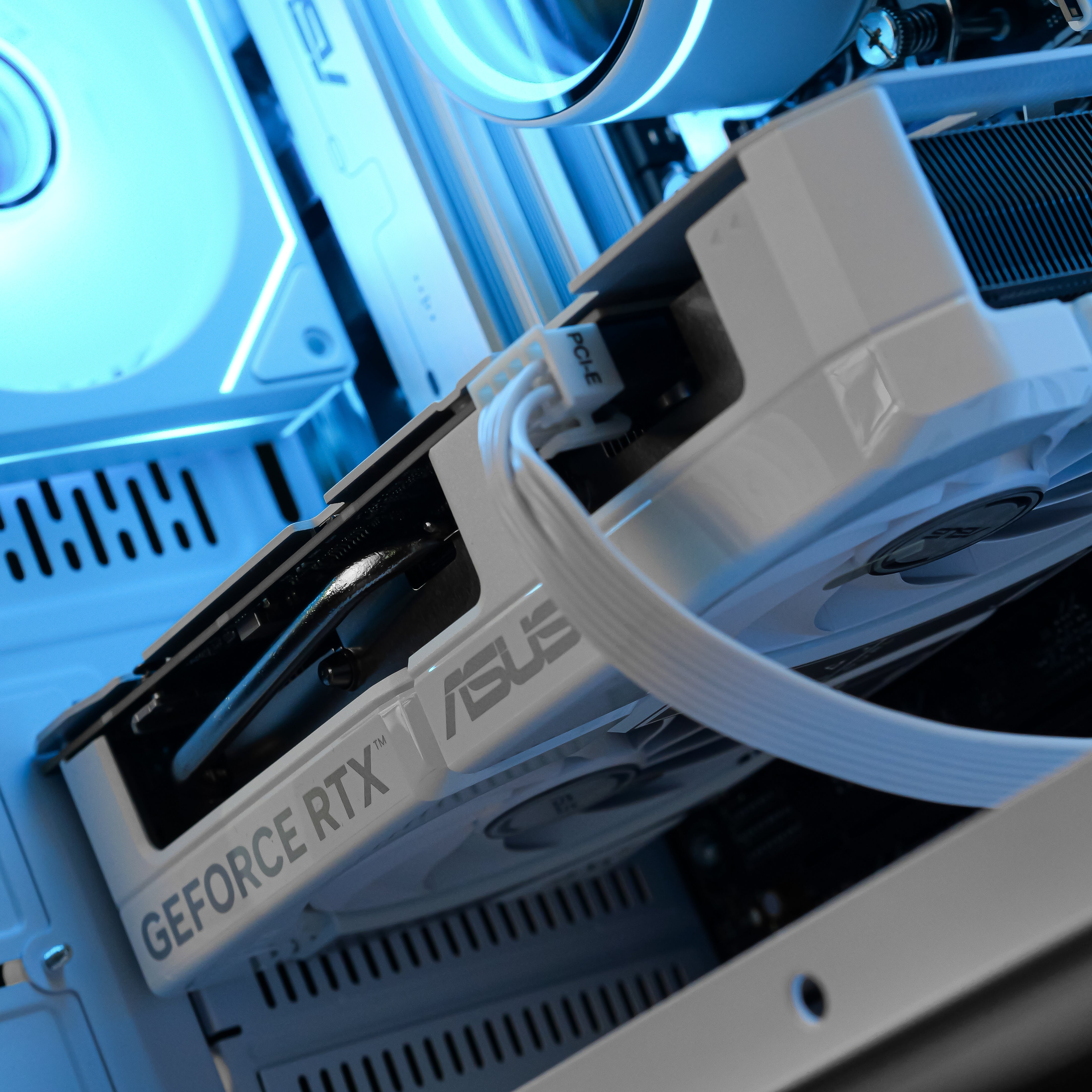 CYBER PRO: RYZEN 7 7700 | RTX 5060 Ti