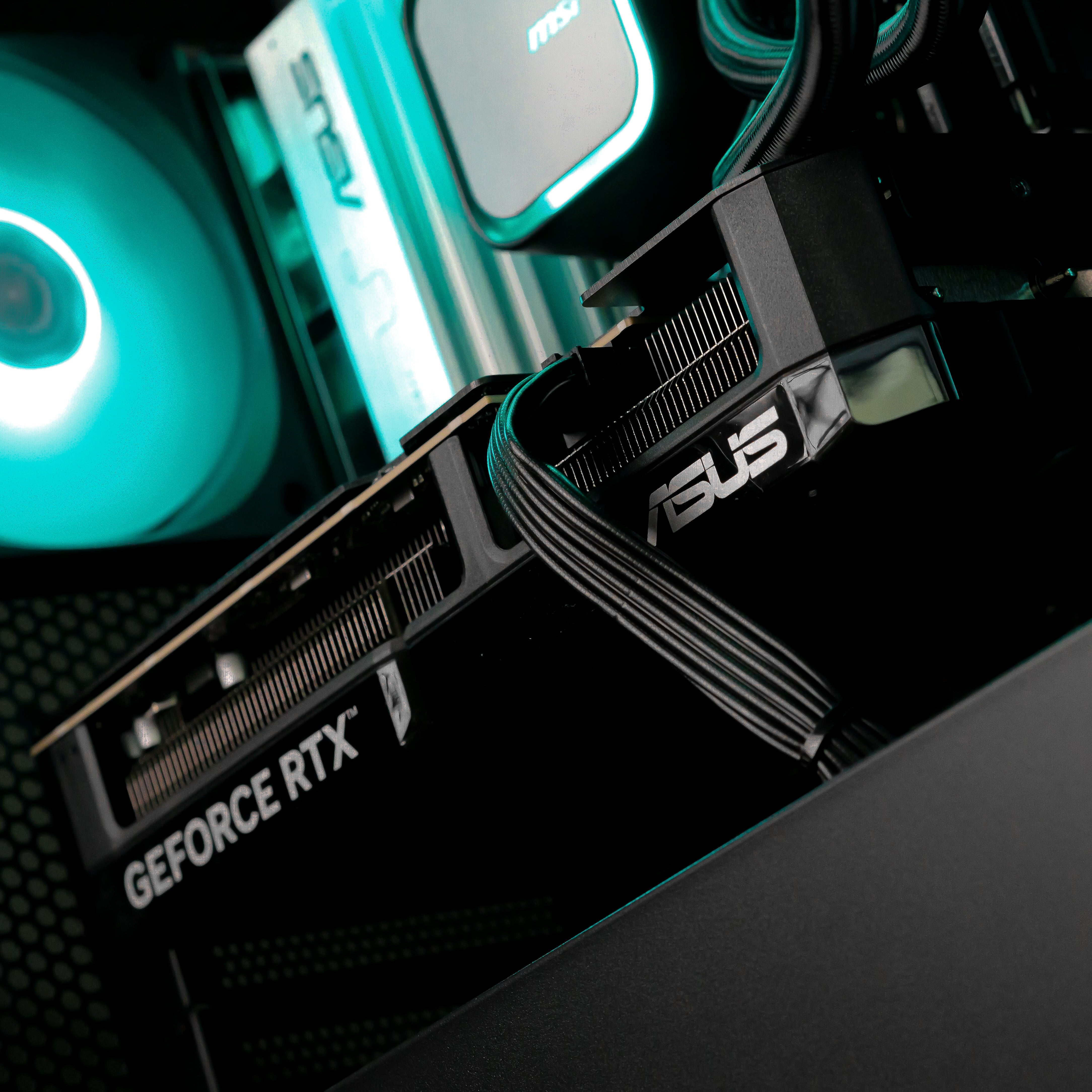 HYPERCORE: RYZEN 5 7500F | RTX 5070