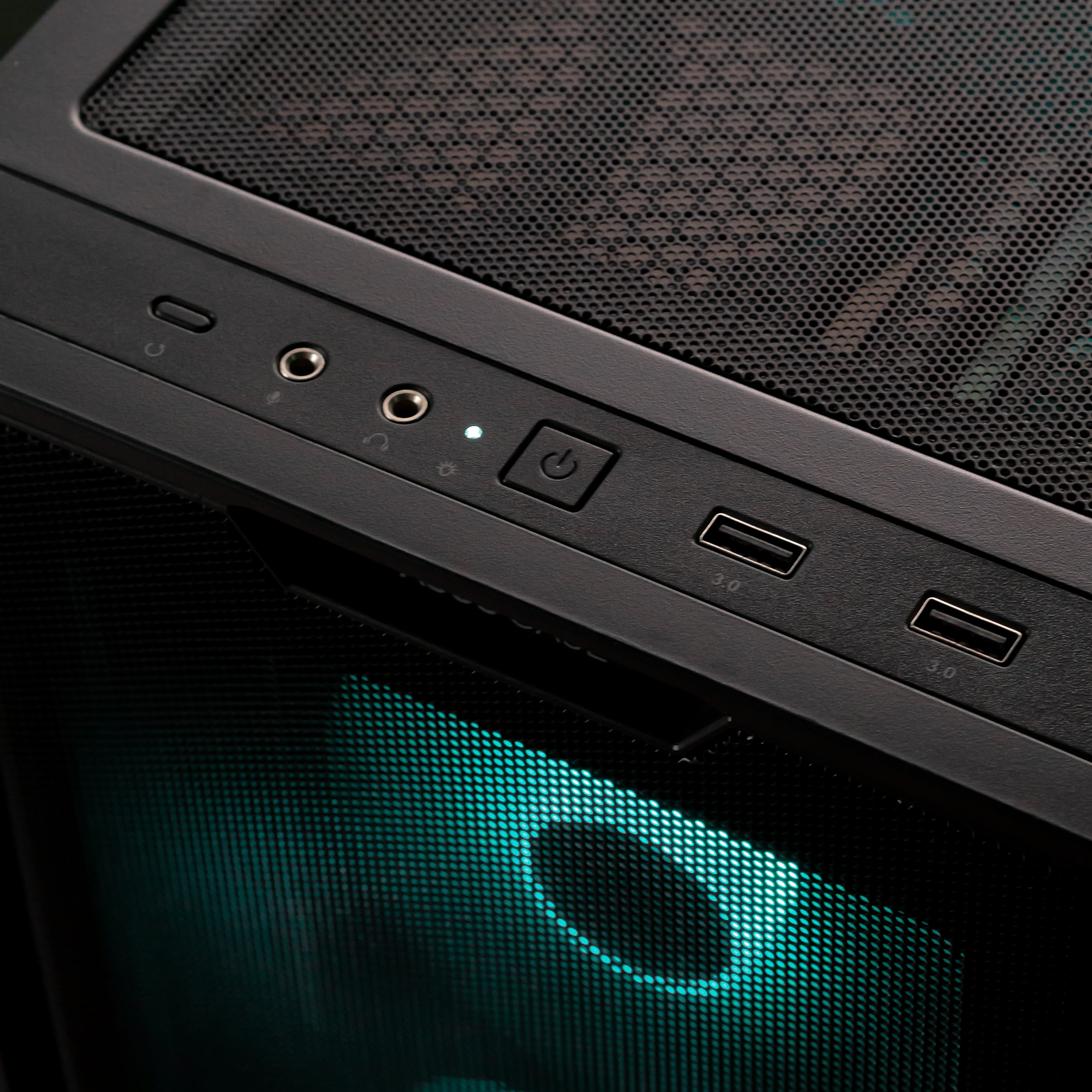 HYPERCORE: RYZEN 5 7500F | RTX 5070