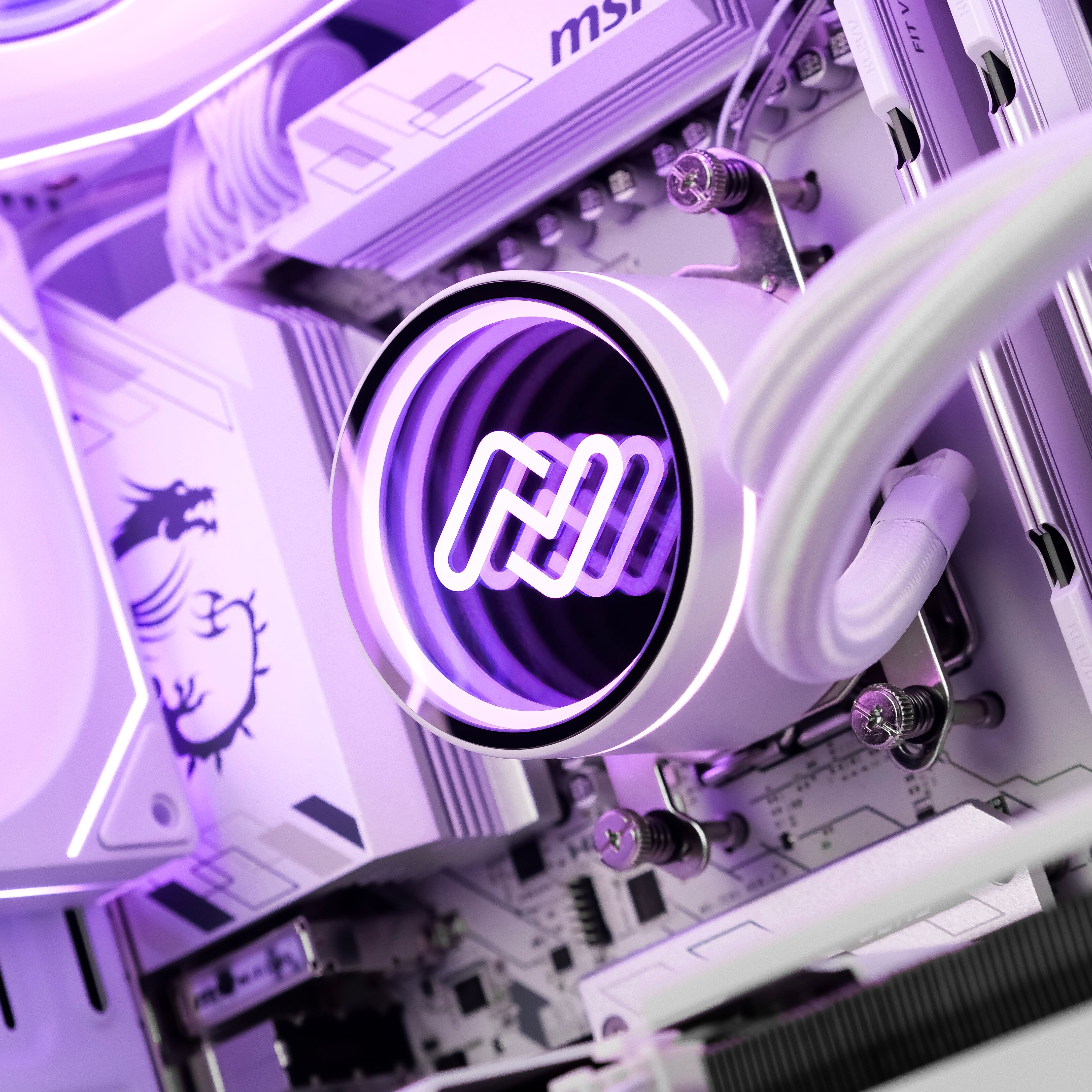 ARCTIC REIGN: RYZEN 5 7500F | RX 9060 XT - 16GB