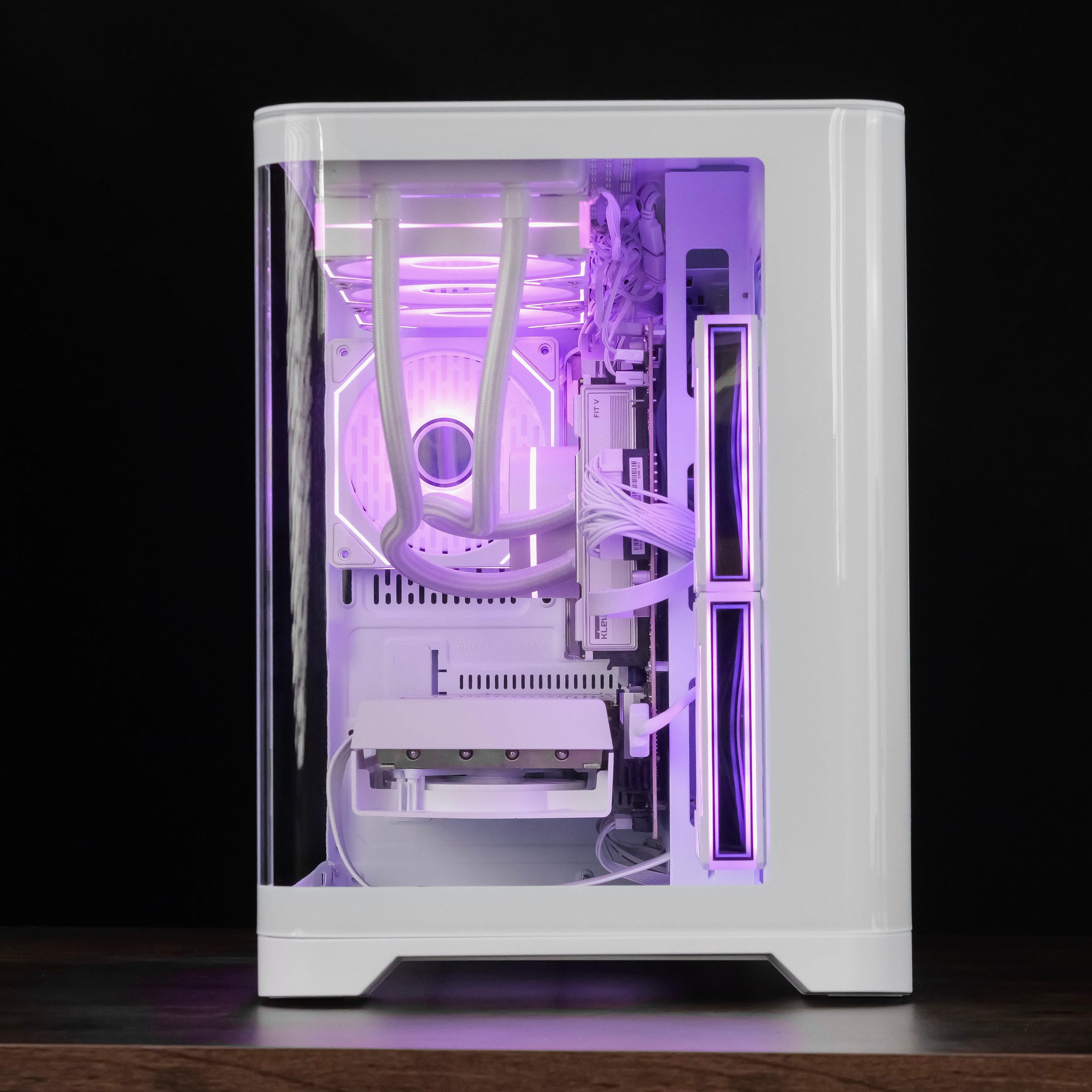 ARCTIC REIGN: RYZEN 5 7500F | RX 9060 XT - 16GB