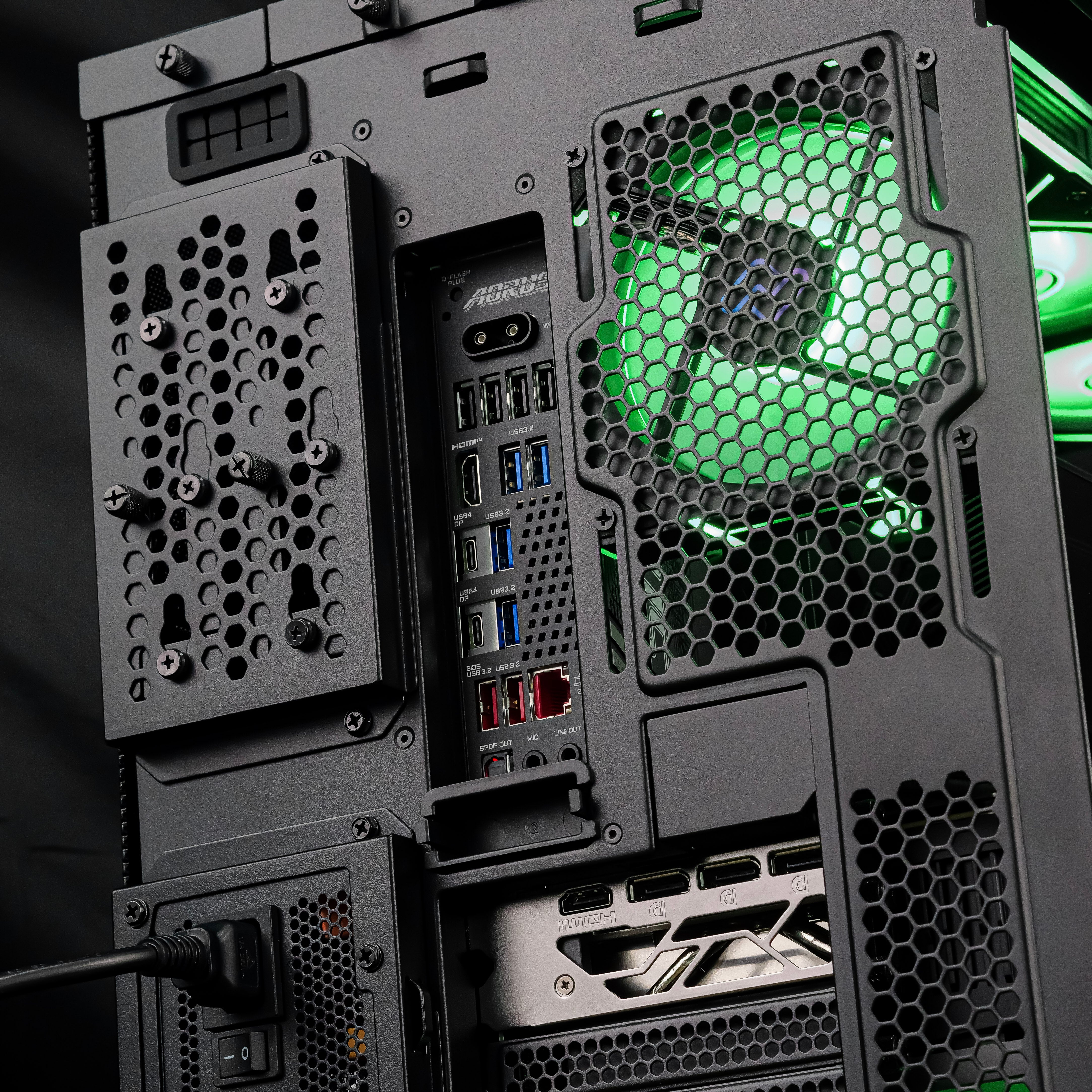 EMERALD GLASS: RYZEN 9 9950X3D | RTX 5090