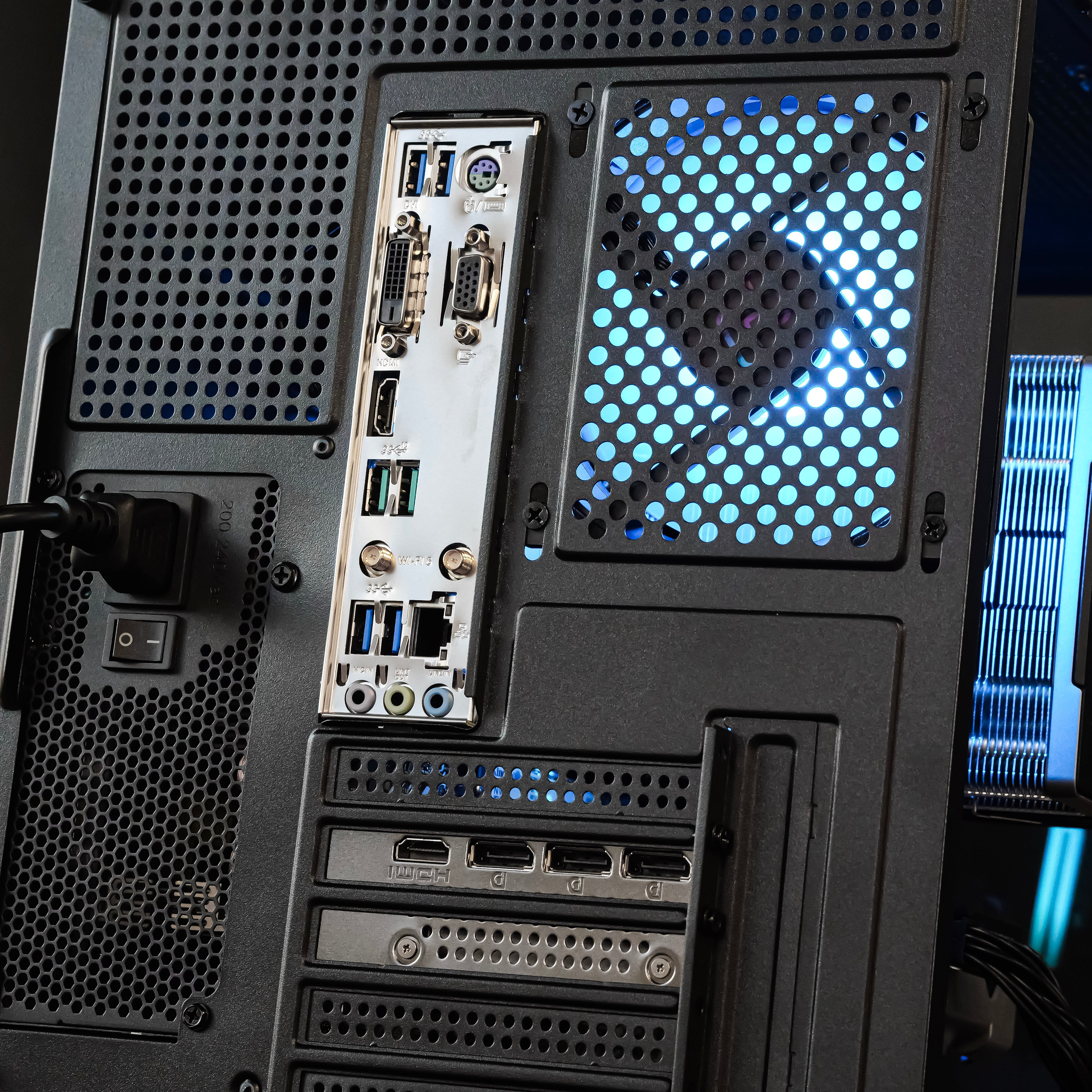 ARCBLADE: RYZEN 5 5600 | RTX 5060