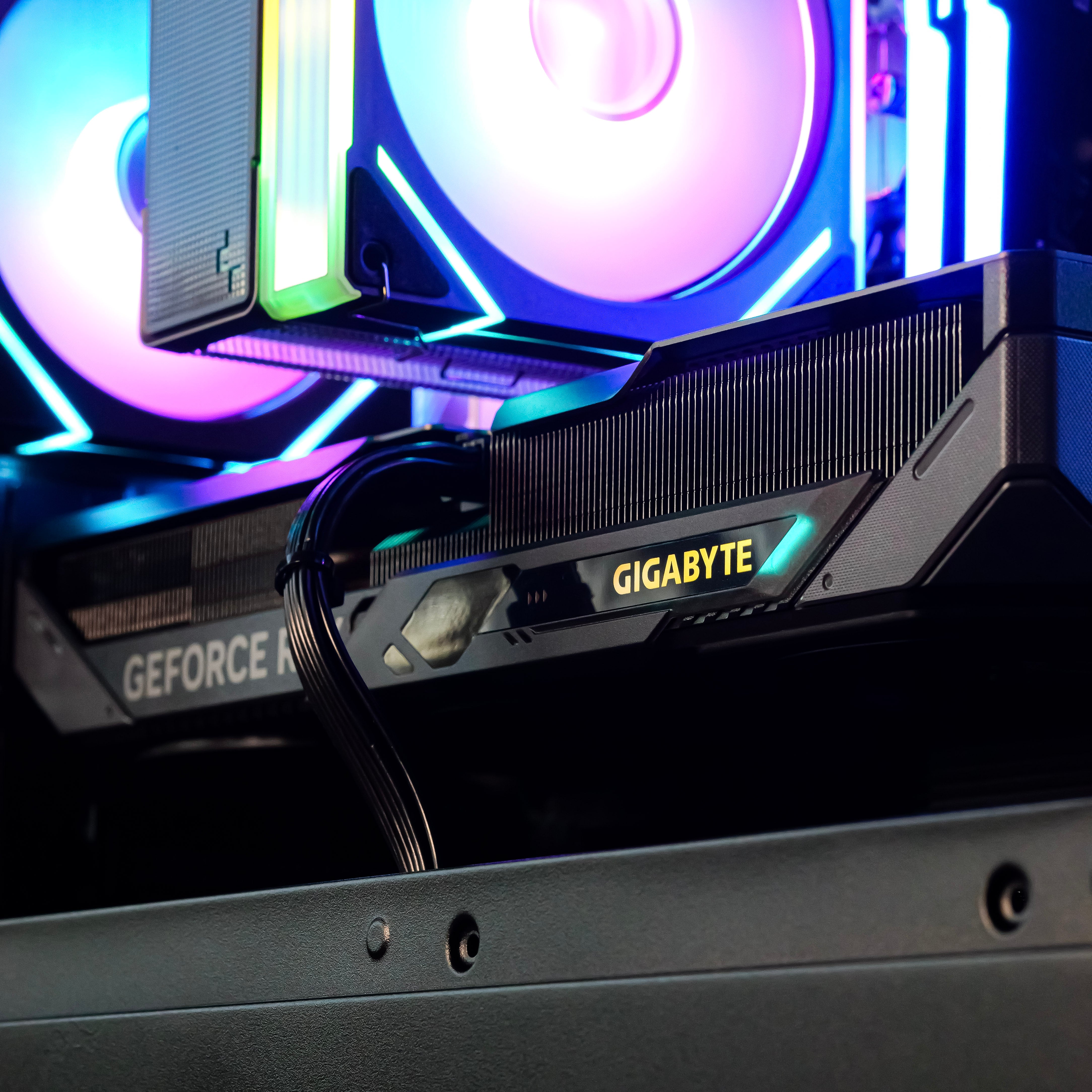 AURA: RYZEN 5 7500F | RTX 5070
