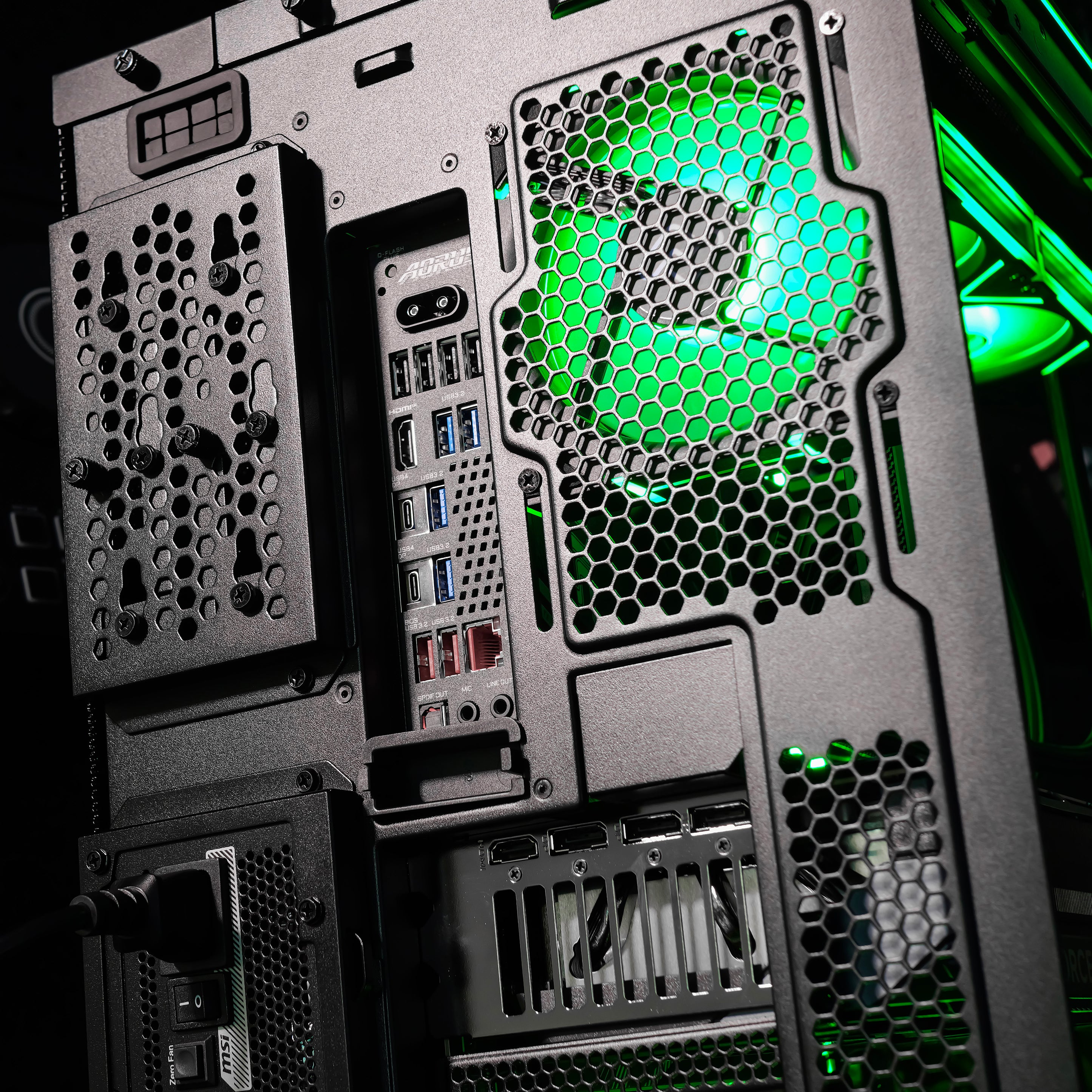 EMERALD GLASS: RYZEN 9 9950X3D | RTX 5090