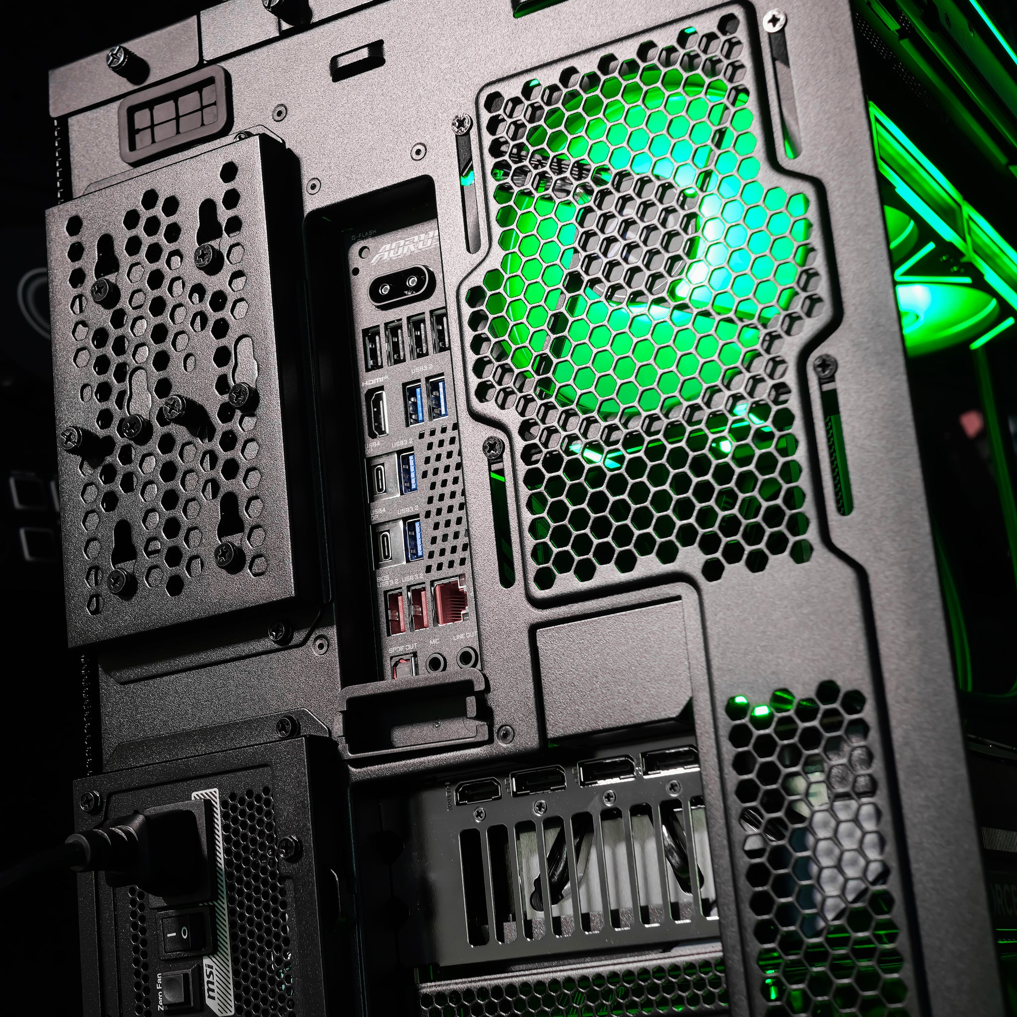 EMERALD GLASS: RYZEN 9 9950X3D | RTX 5090