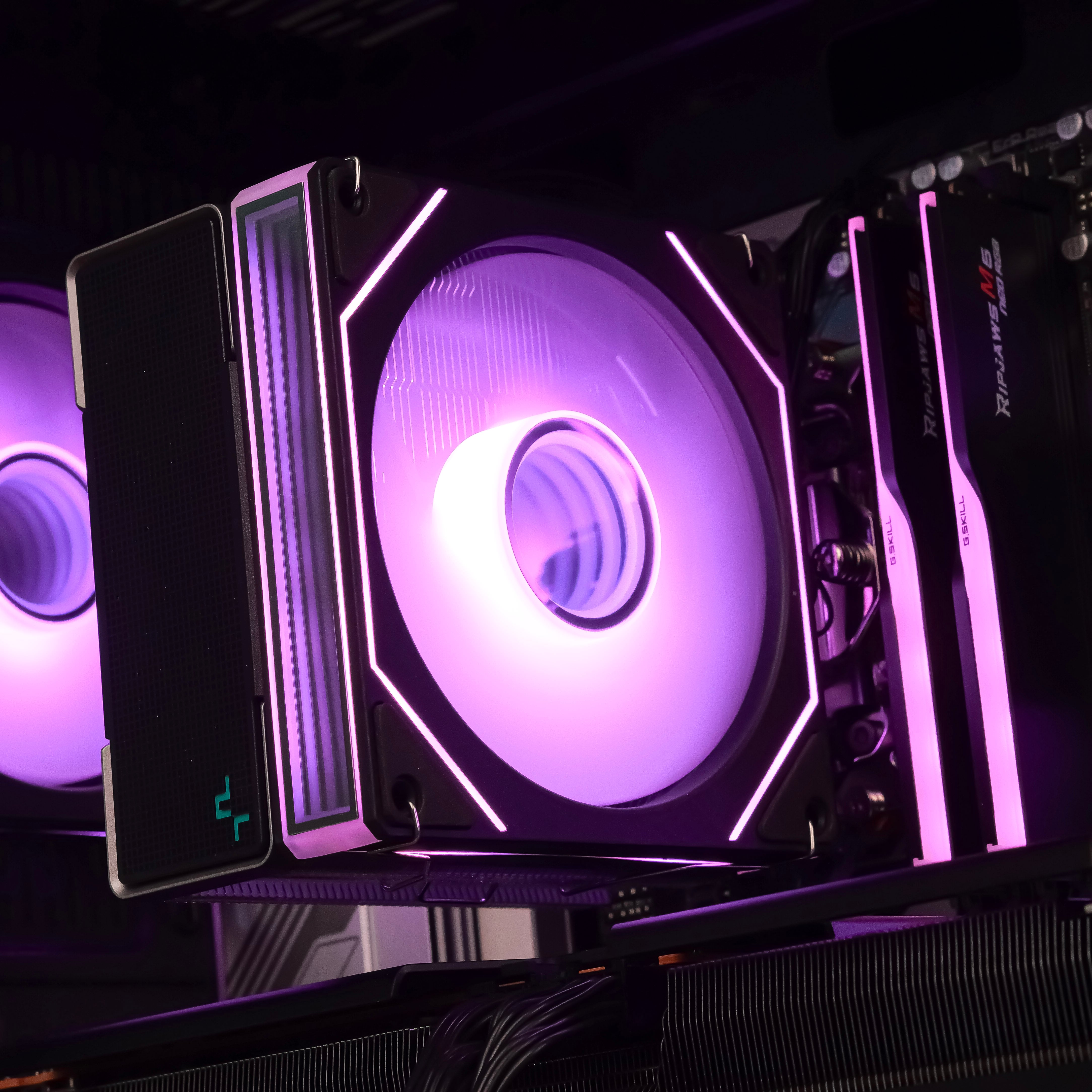 ZYRA: RYZEN 7 7700 | RX 9070 XT