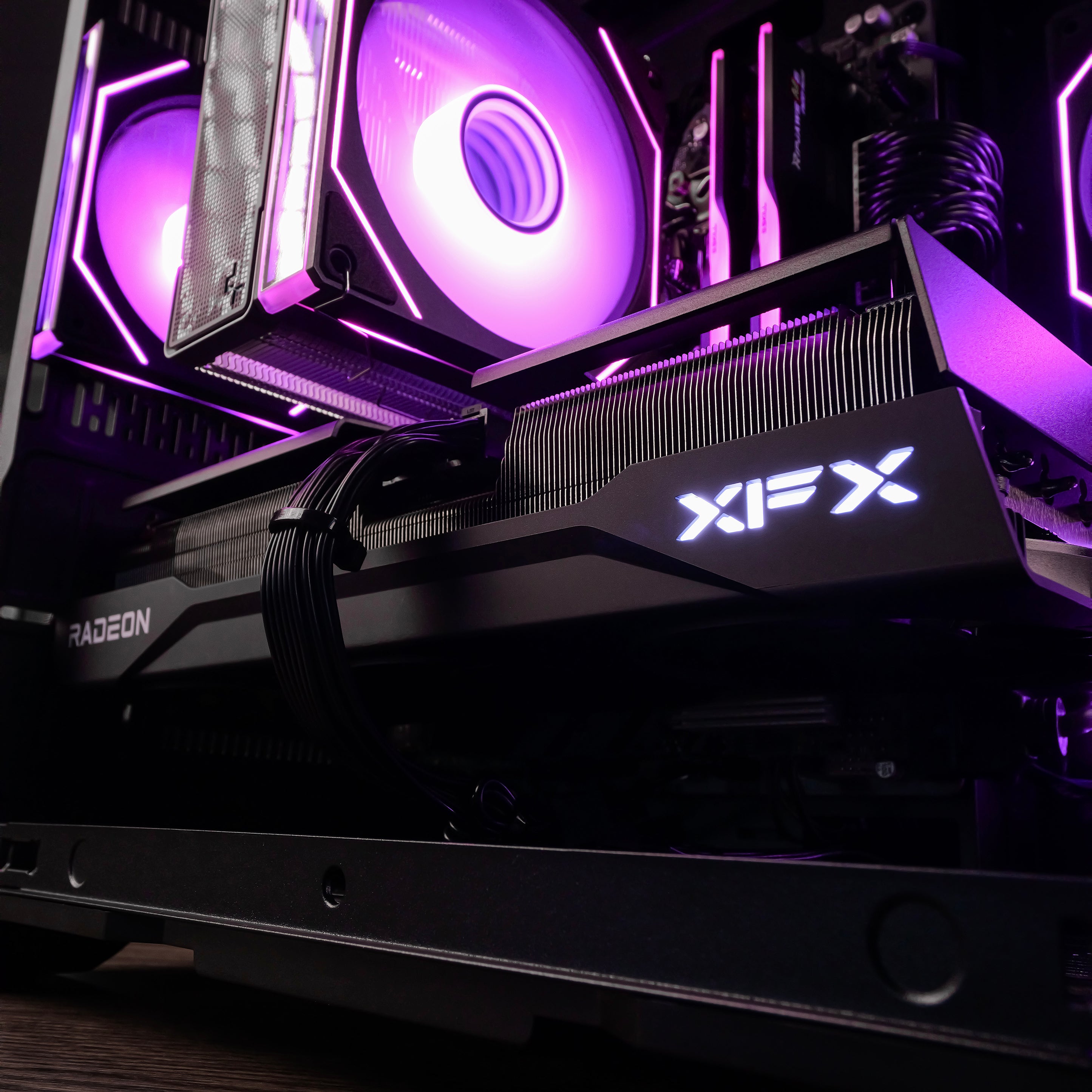 ZYRA: RYZEN 7 7700 | RX 9070 XT