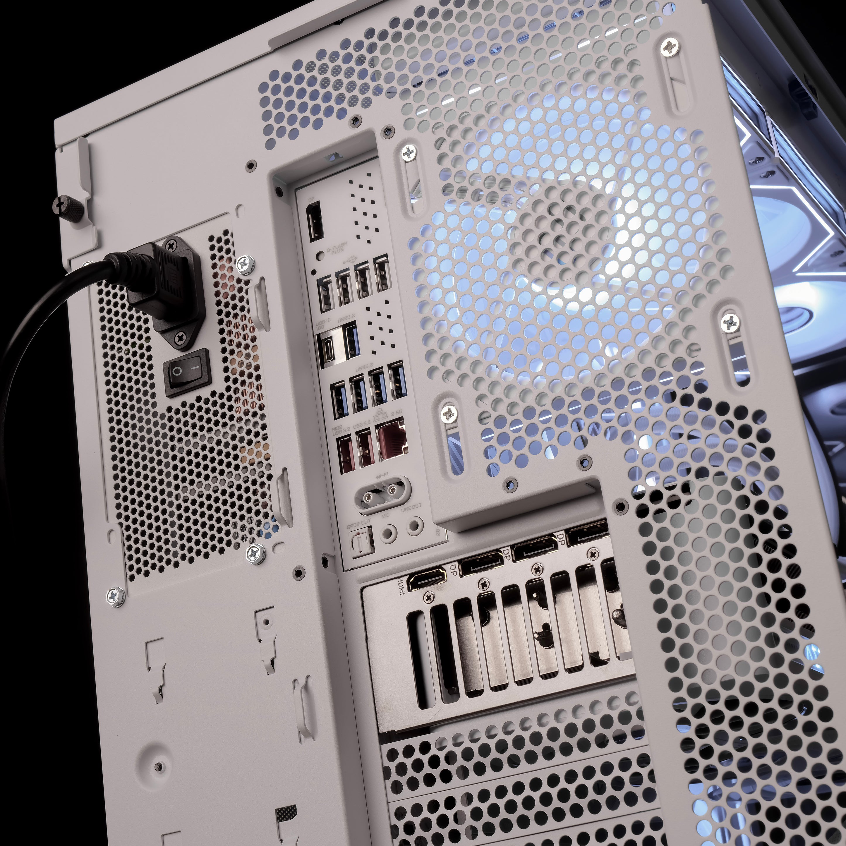 LUNA ECLIPSE: RYZEN 7 9800X3D | RTX 5070 Ti