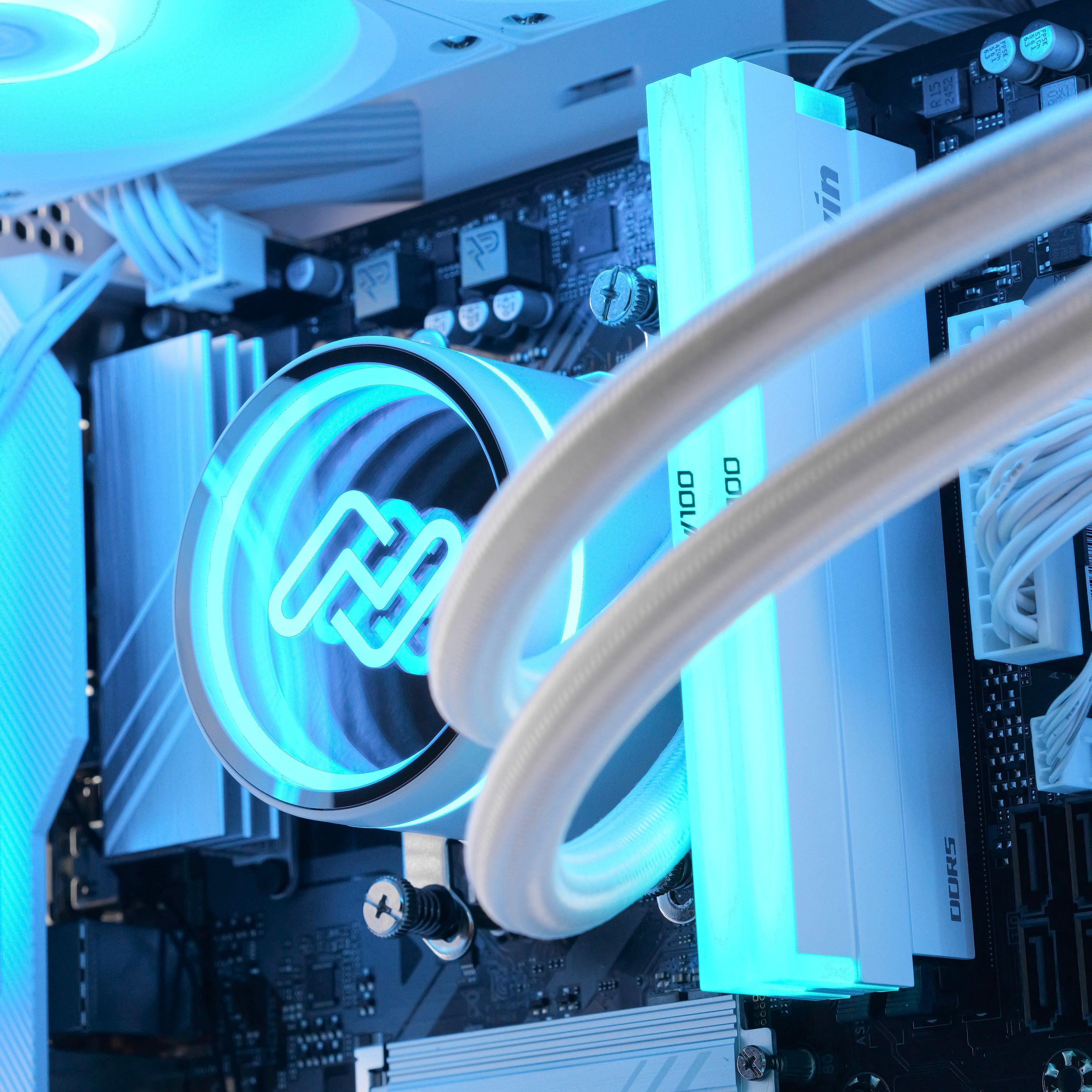 EMBERLIGHT: RYZEN 7 7800X3D | RTX 5060