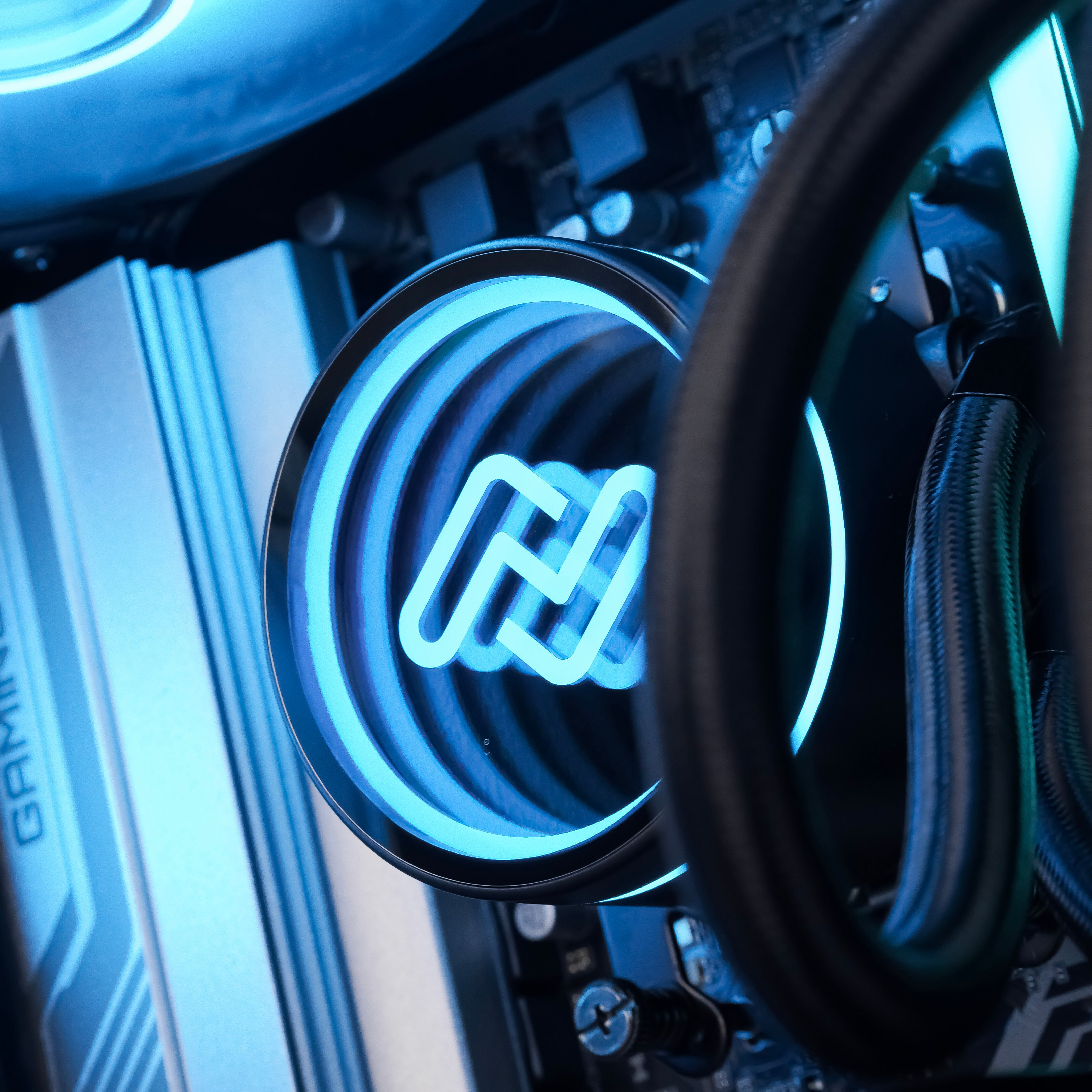STRATCORE: RYZEN 7 8700F | RTX 5050