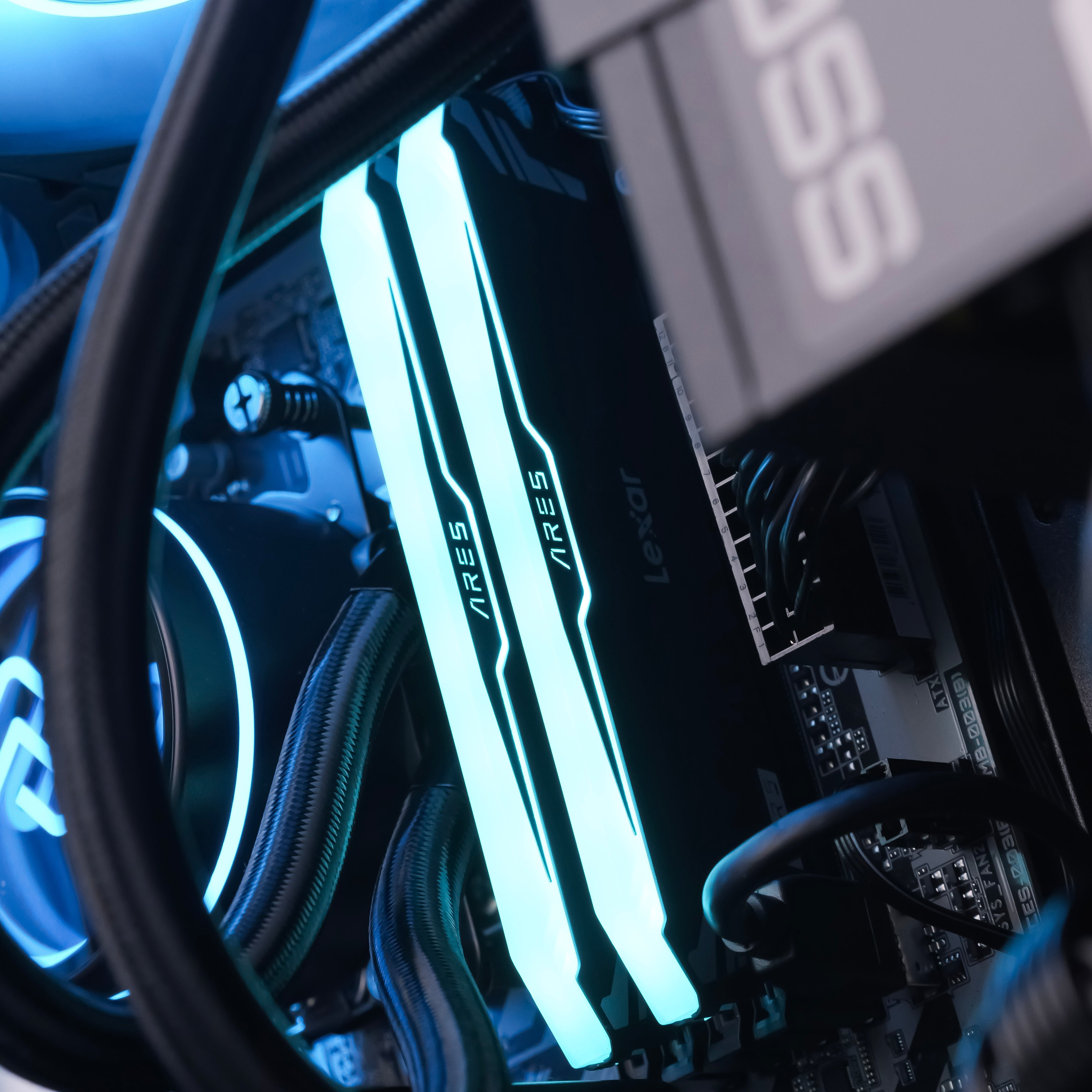 STRATCORE: RYZEN 7 8700F | RTX 5050