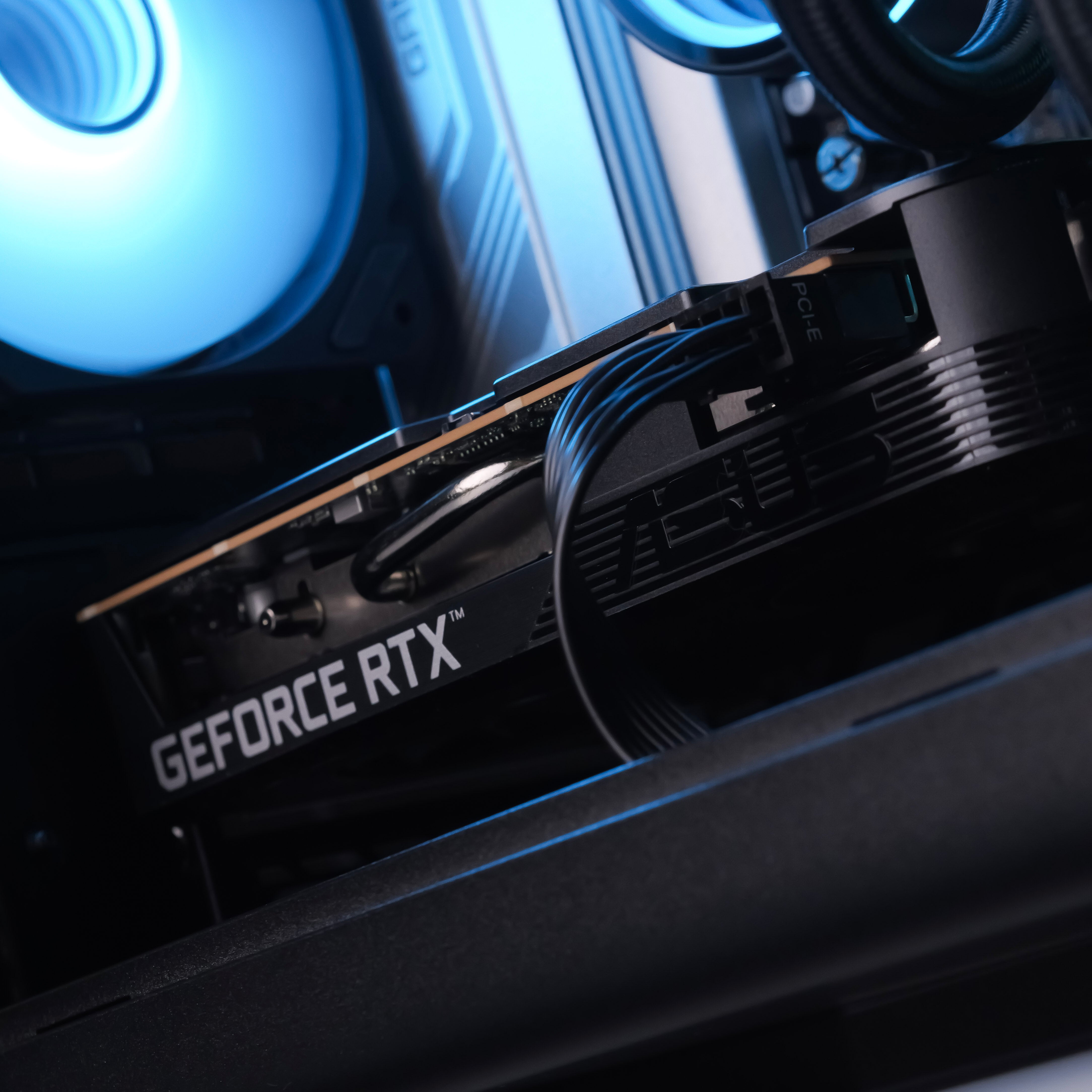 STRATCORE: RYZEN 7 8700F | RTX 5050