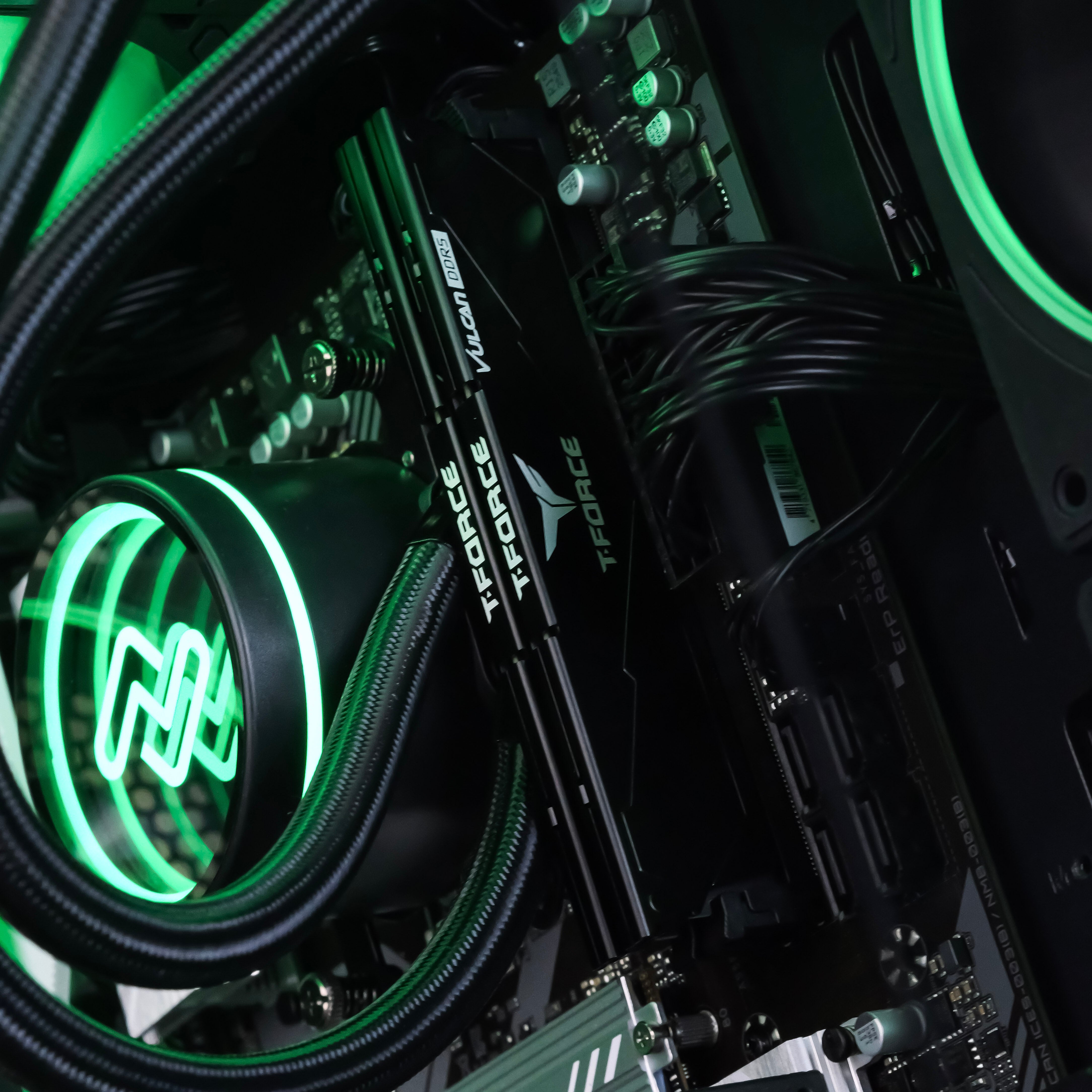 DARK FORGE: RYZEN 5 7500F | RTX 5050