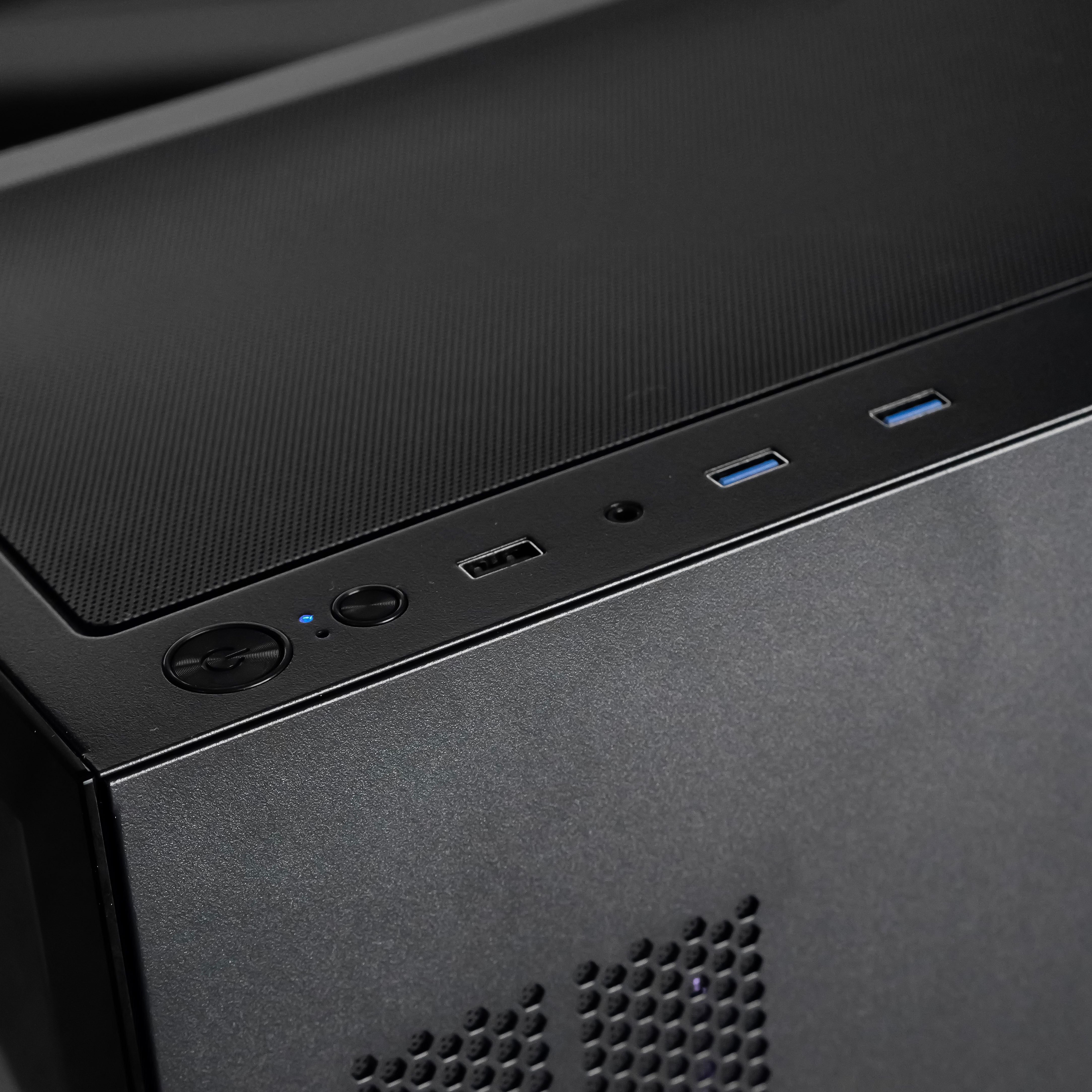 VENGEANCE: RYZEN 7 7800X3D | RTX 5070