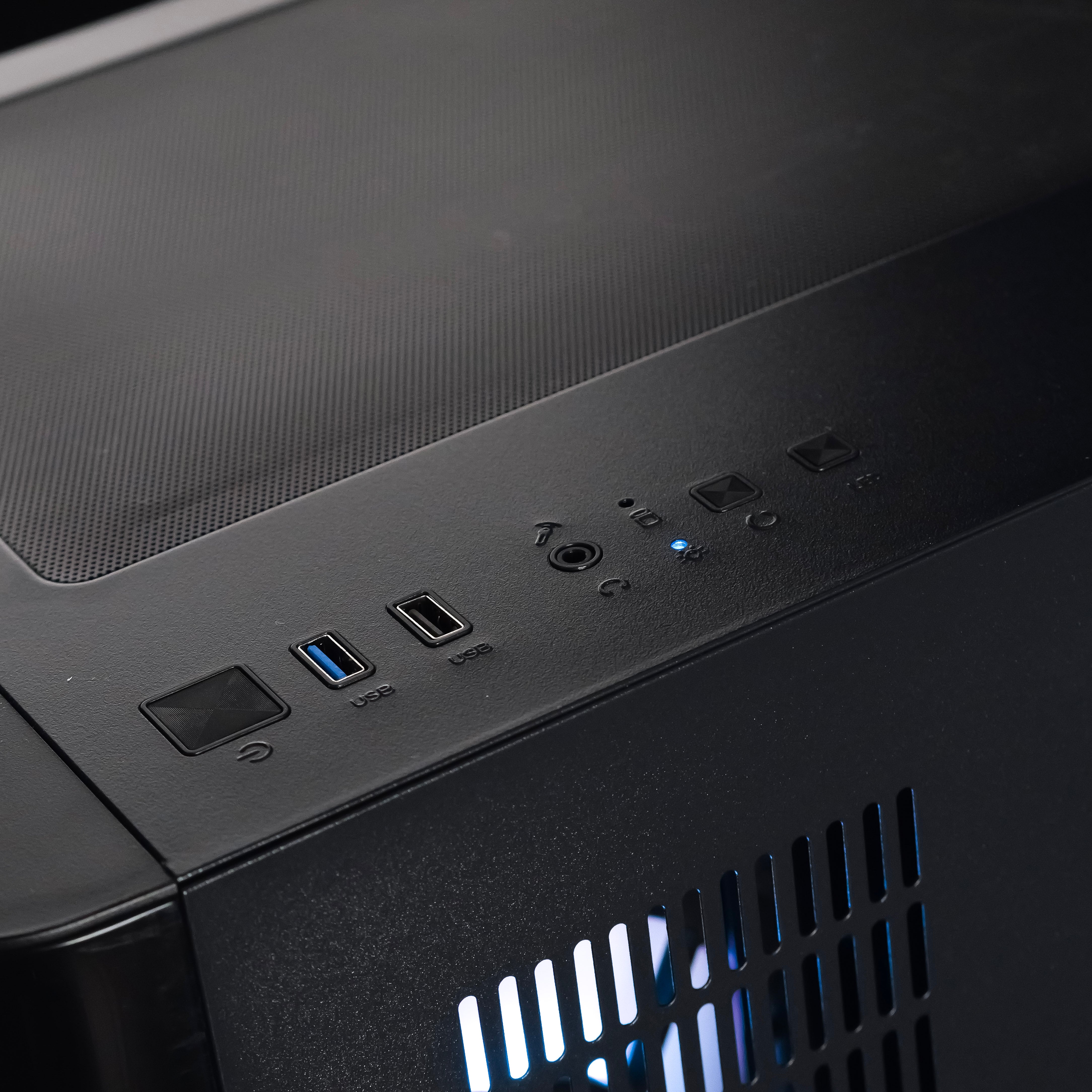 MONOLITH: RYZEN 7 7700 | RTX 5070