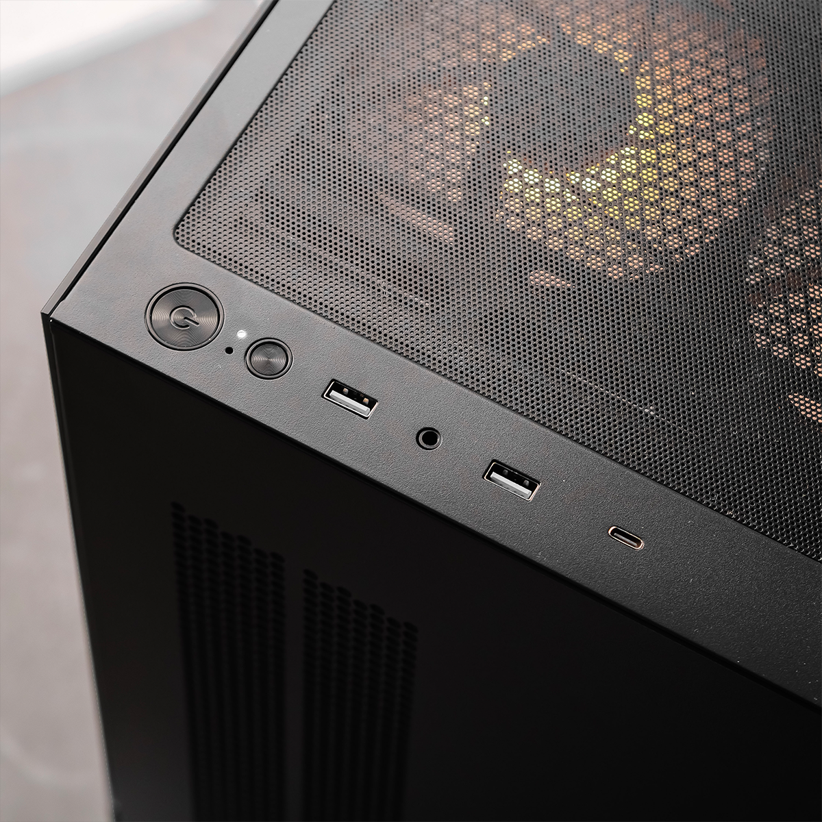 SOVEREIGN: RYZEN 7 7700 | RX 9070 GRE