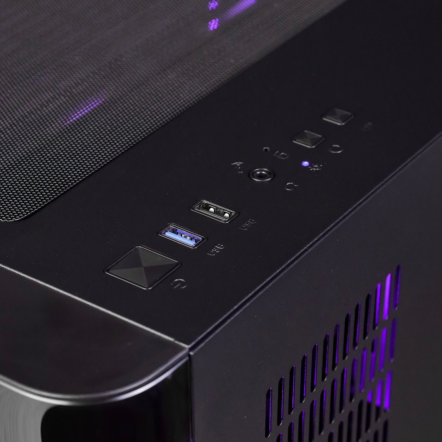 ZYRA: RYZEN 7 7700 | RX 9070 XT