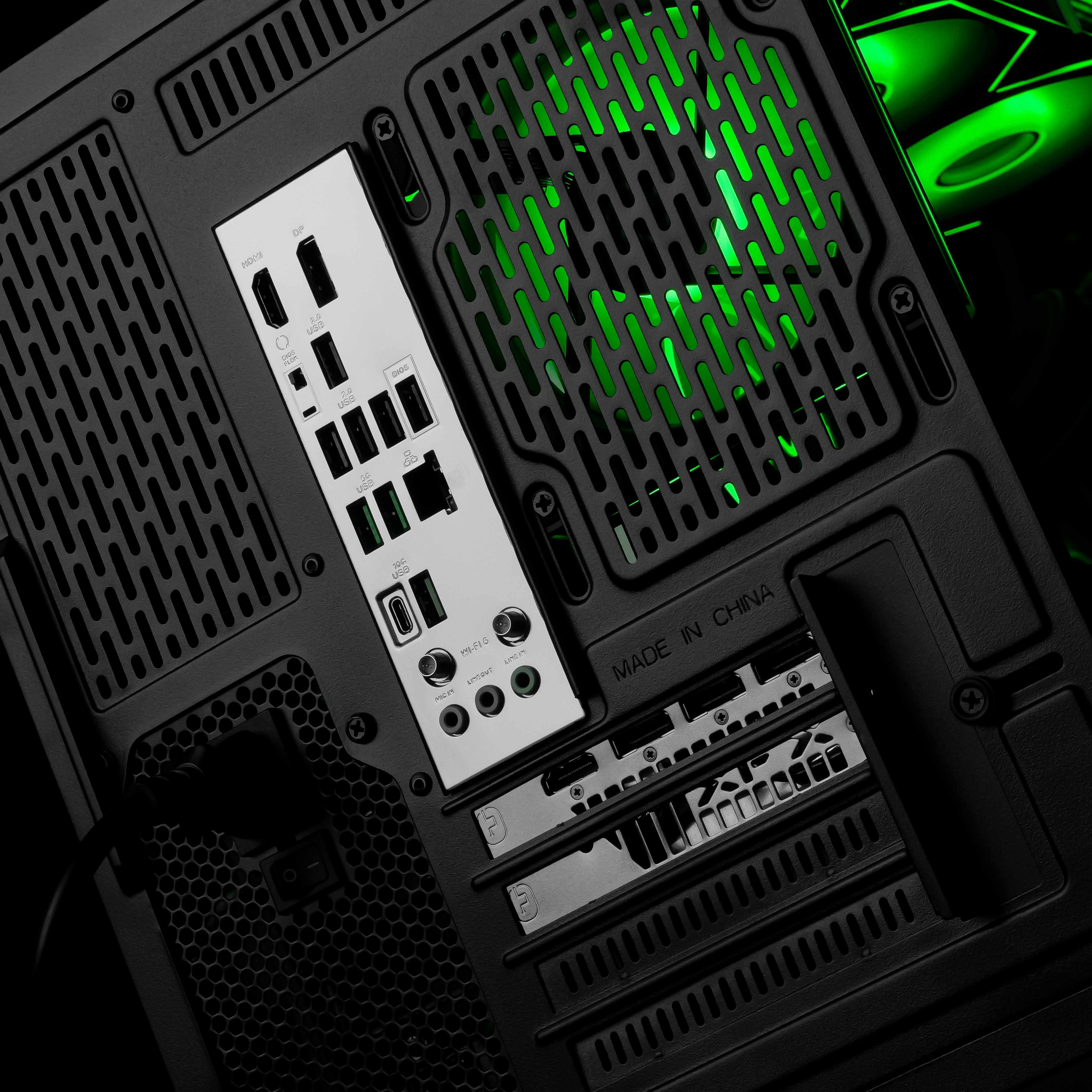 THORN BLADE: RYZEN 7 7800X3D | RX 9070 XT